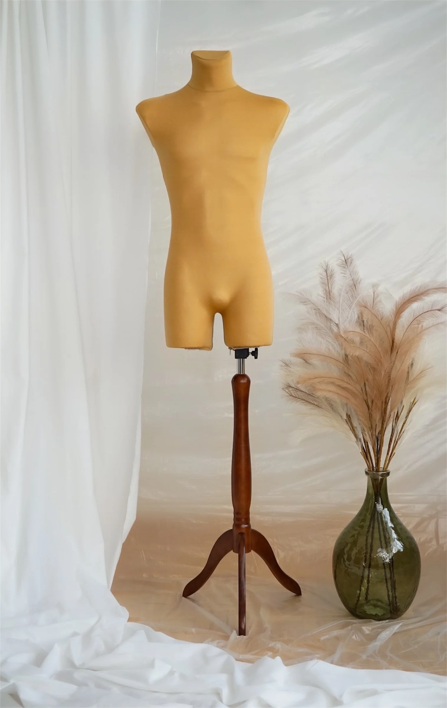 Schneiderpuppe Herren,  Männliche Schneiderbüste mit beigem Überzug, Holzdreibein