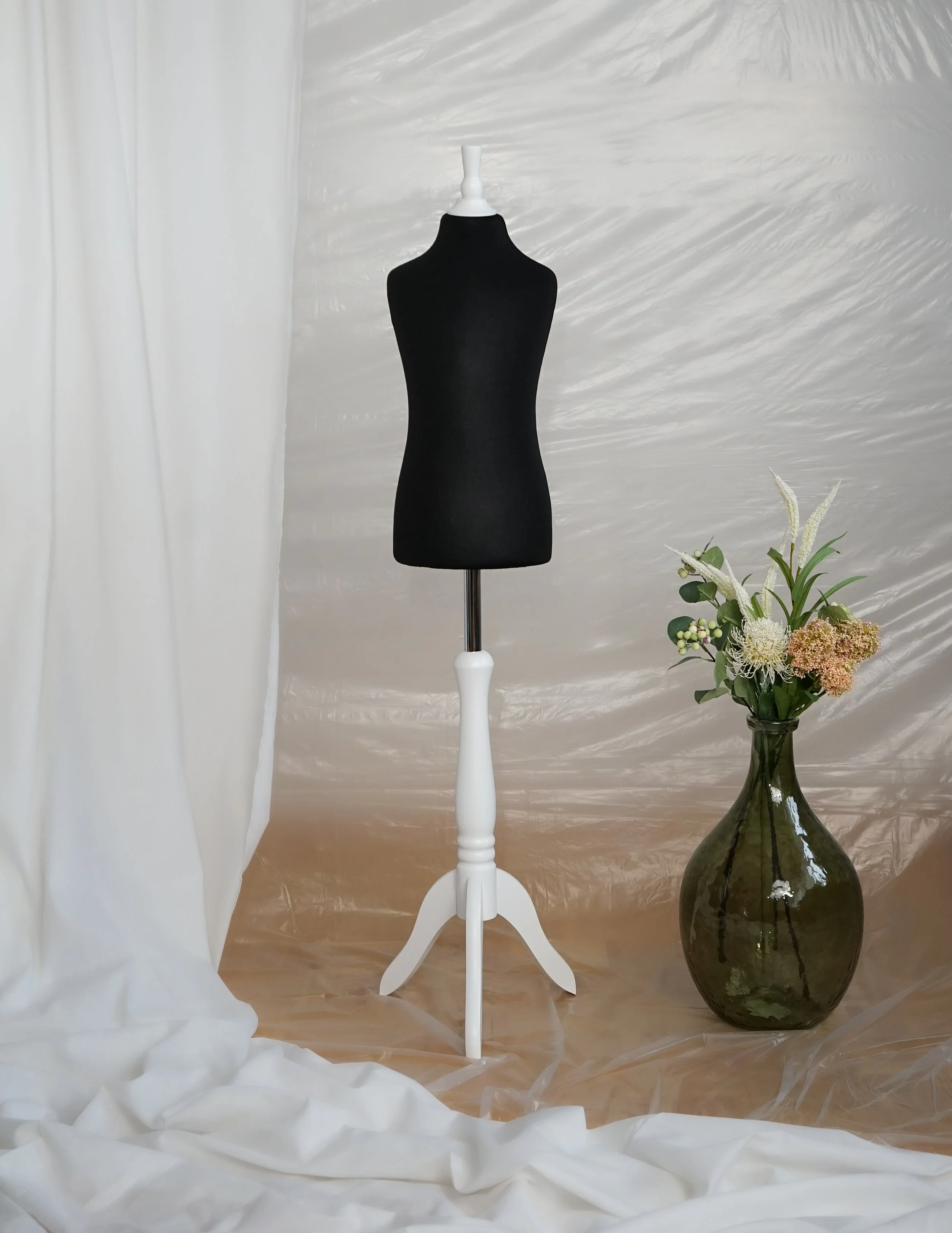 Schneiderpuppe Kind,  Baby Schneiderbüste für Alter 5-8 Jahre mit schwarzem Überzug, Holzdreibein in Farbe weiß