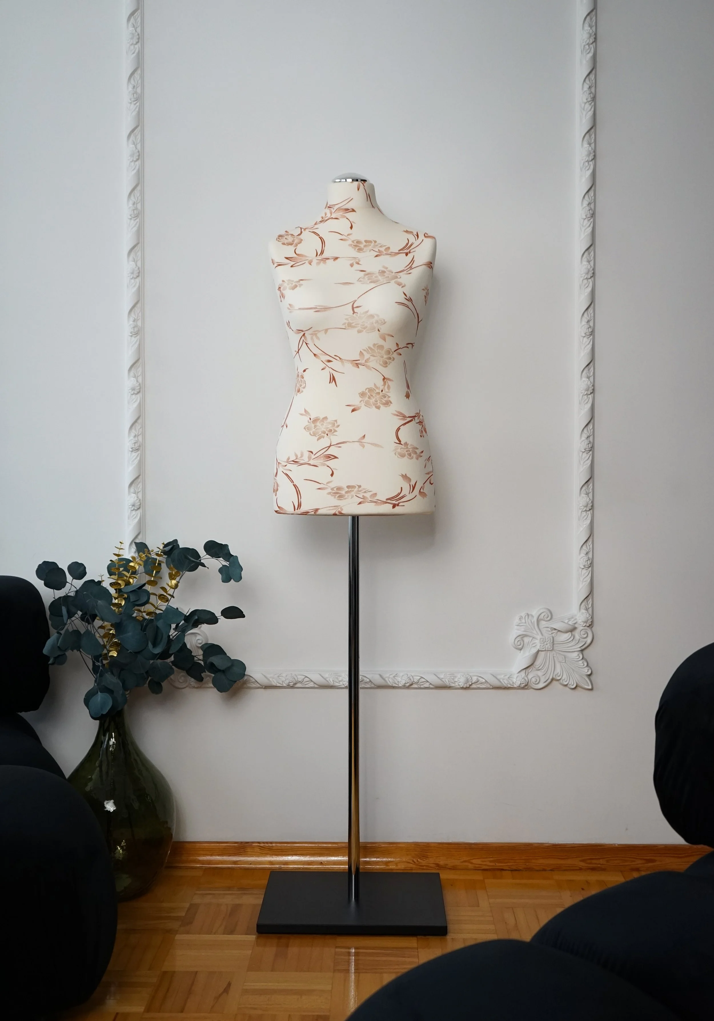 Schneiderpuppe Damen,  Weibliche Schneiderbüste mit dem Überzug in Farbe cream mit braunem Muster, Holzplatte