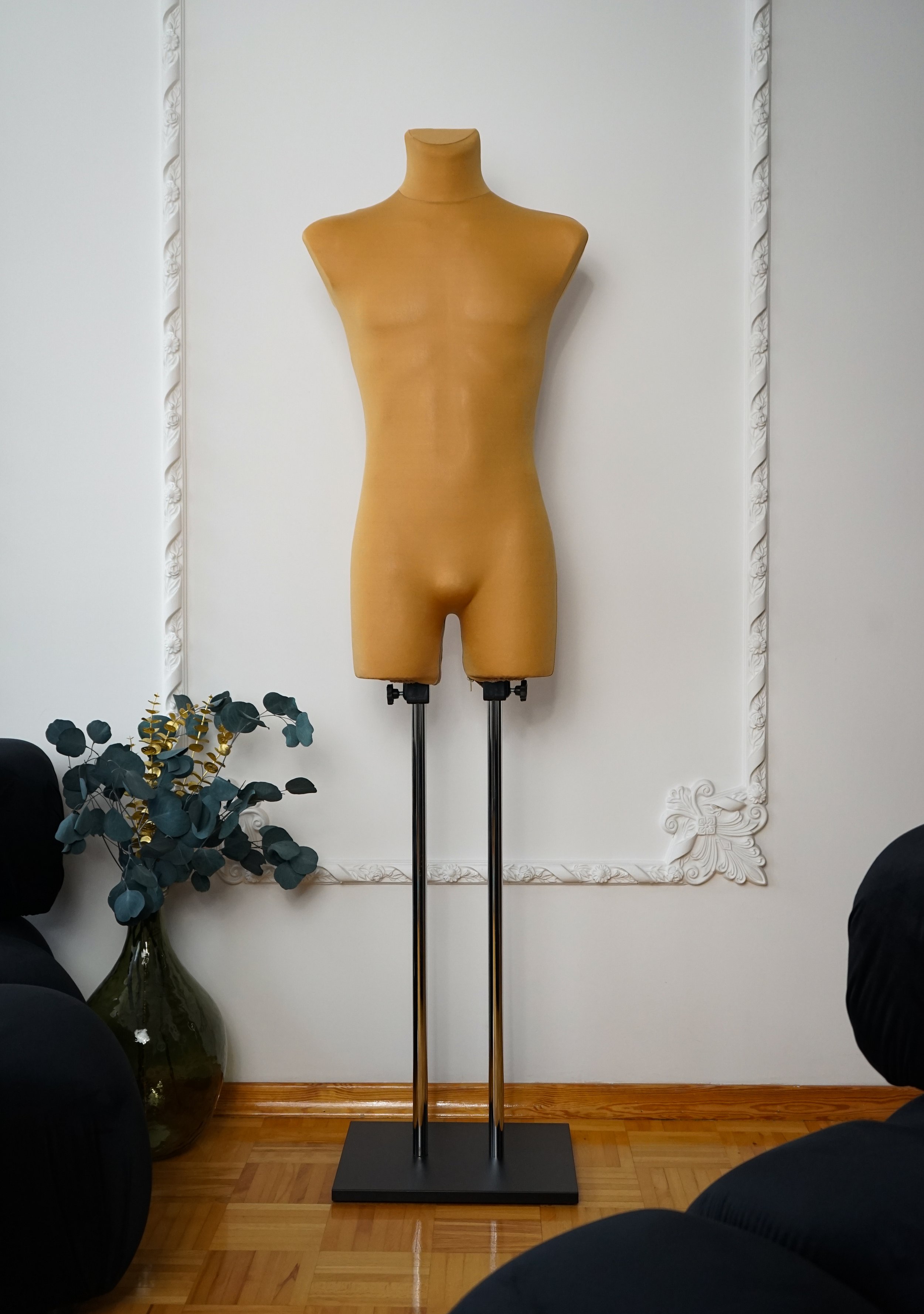 Schneiderpuppe Herren,  Männliche Schneiderbüste mit beigem Überzug, Holzplatte