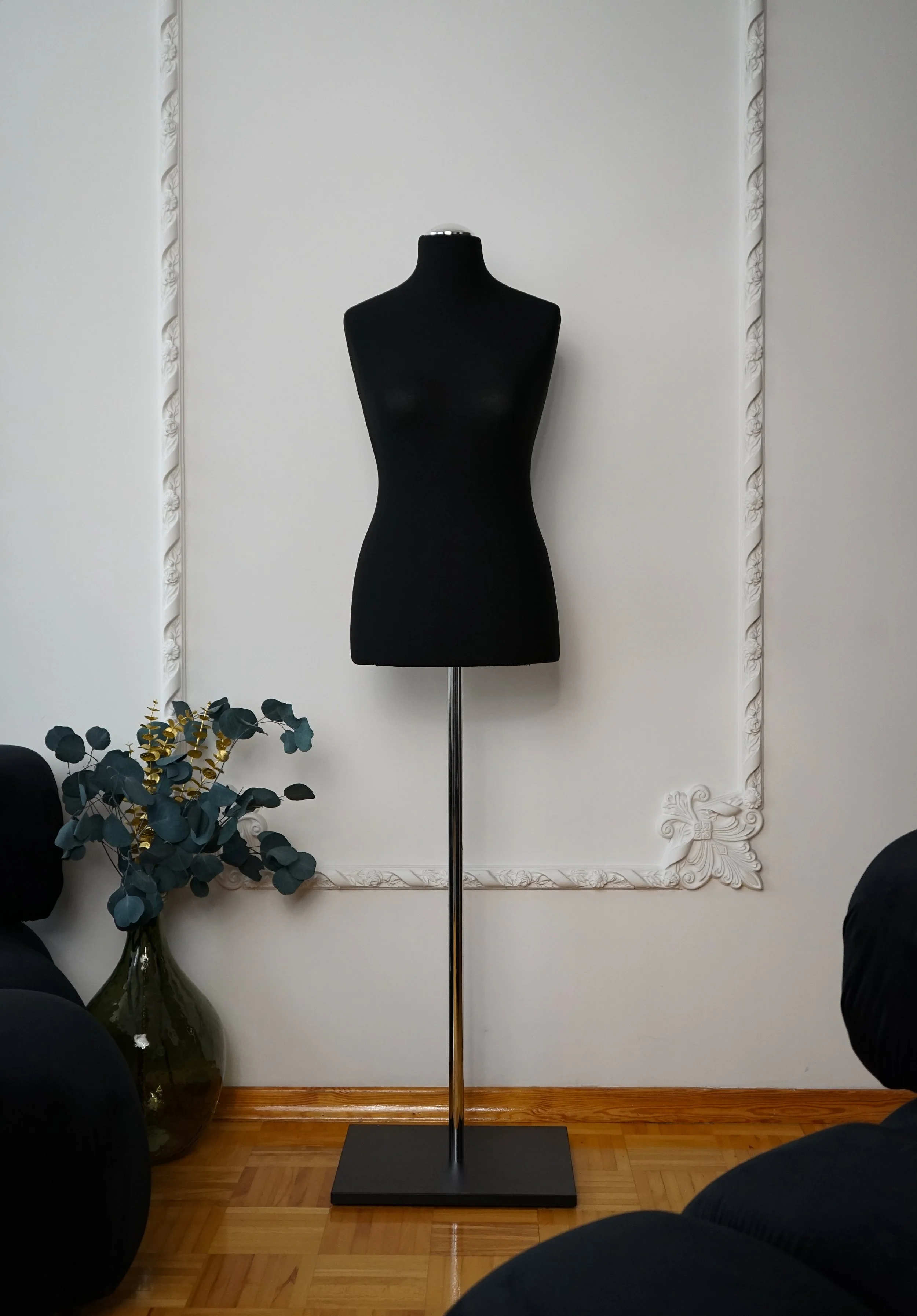 Schneiderpuppe Damen,  Weibliche Schneiderbüste mit schwarzem Überzug, Holzplatte