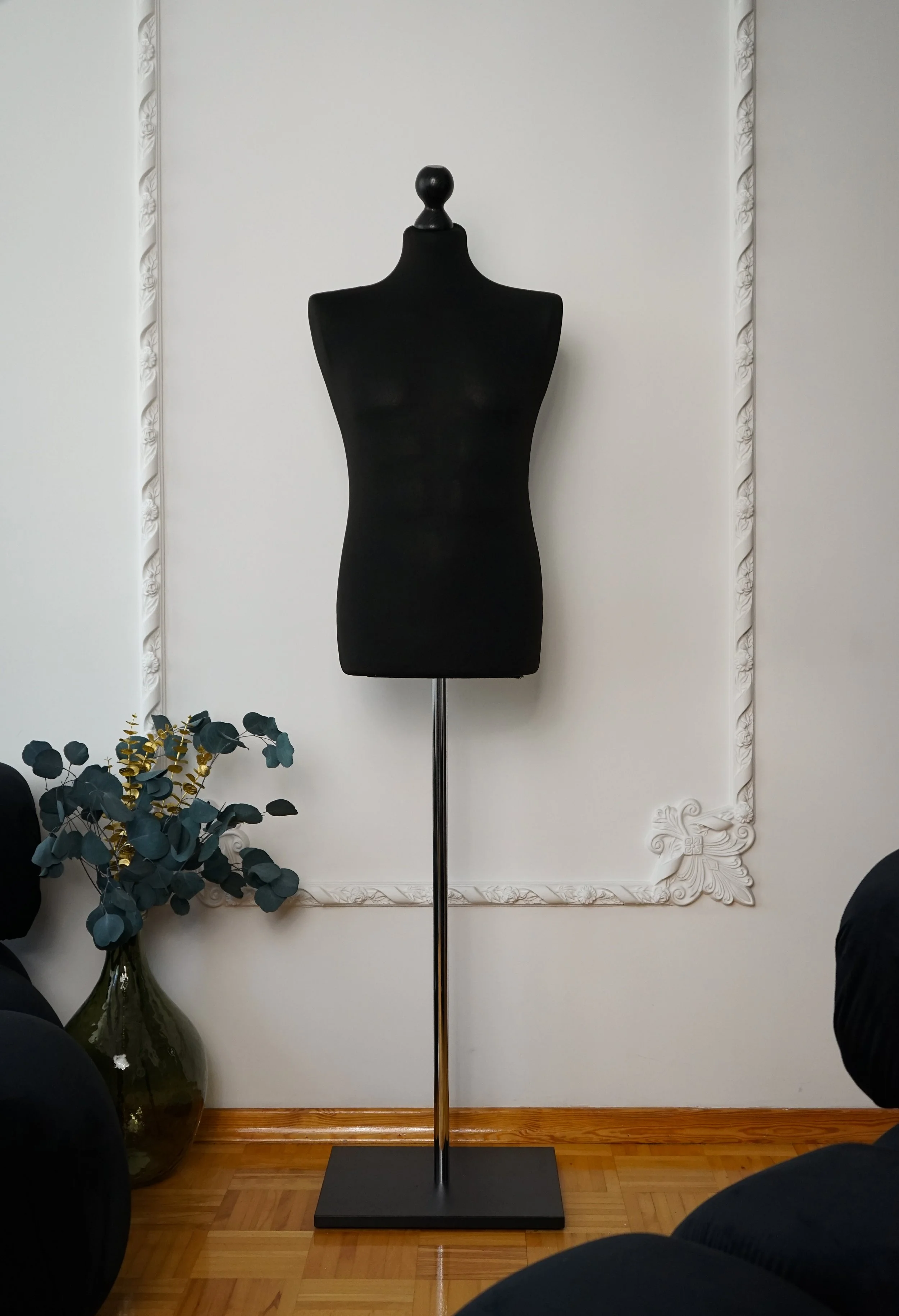 Schneiderpuppe Herren,  Männliche Schneiderbüste mit schwarzem Überzug, Holzplatte