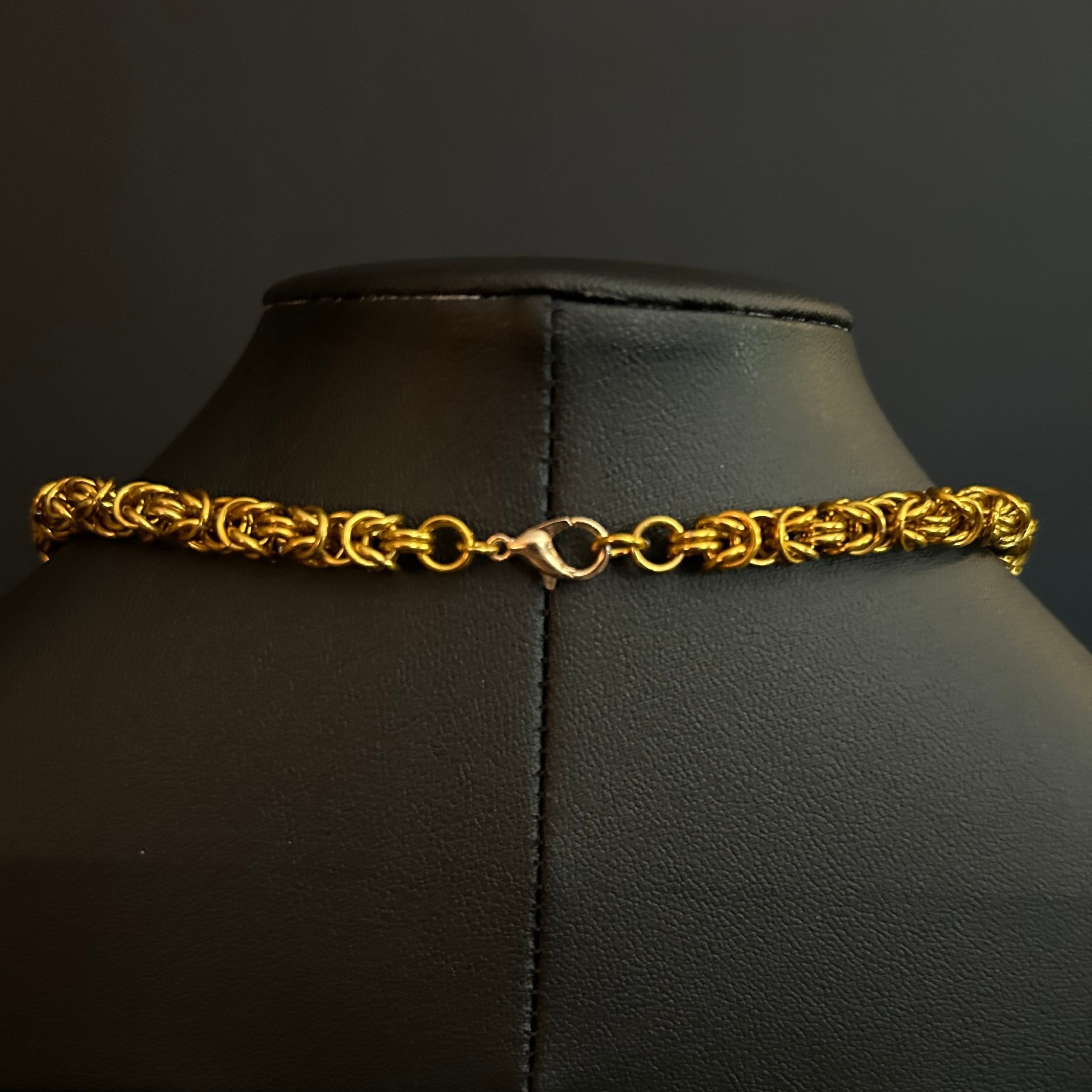 “Close-up of the gold‑plated lobster clasp and connecting rings.”
