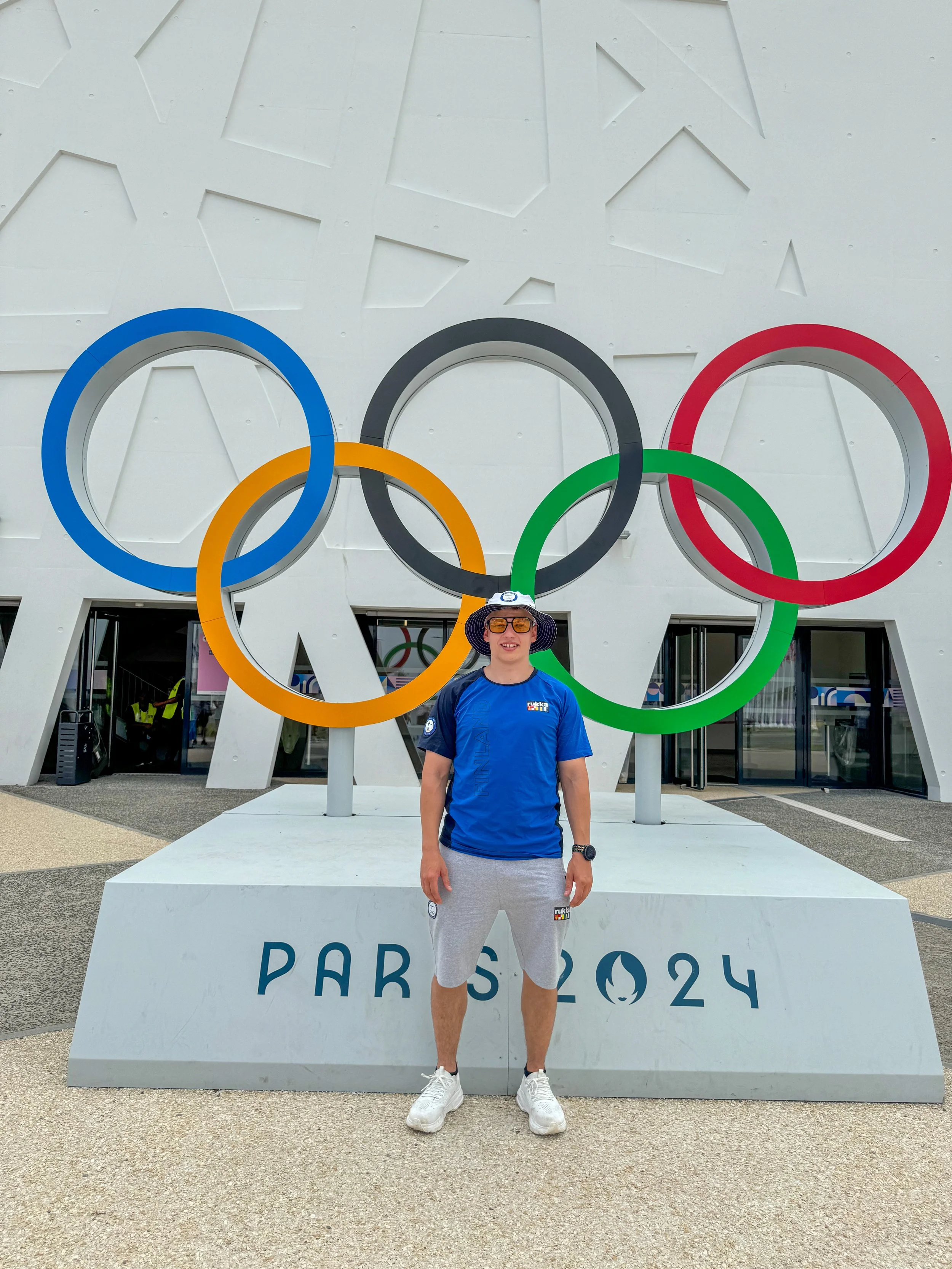 Aleksi Leppä Pariisin olympialaisissa olympiarenkaiden edessä.