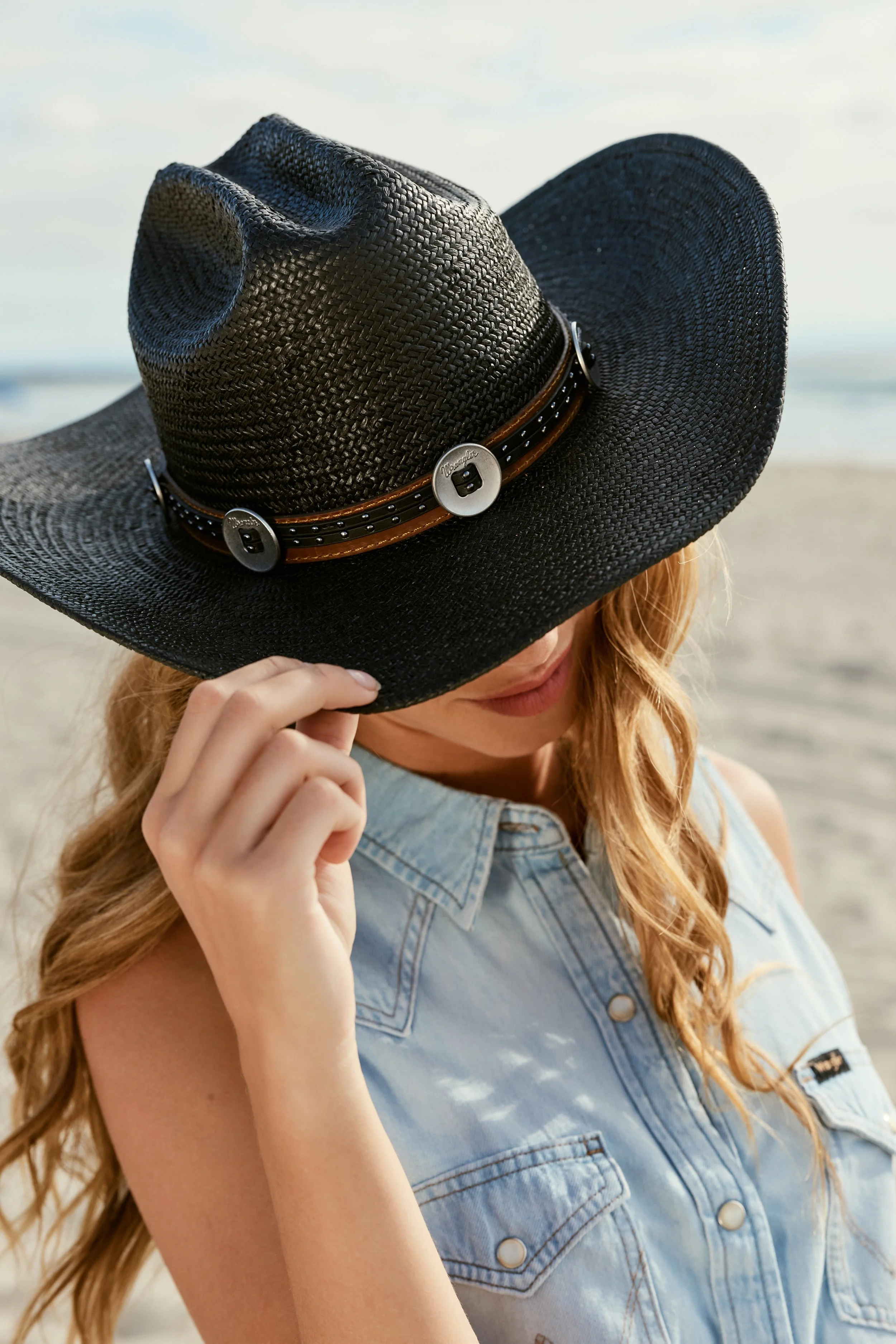 Wrangler SS26 - Wheatstraw Cowoby with Logo Conchos, Double Leather Band and Metal Studs