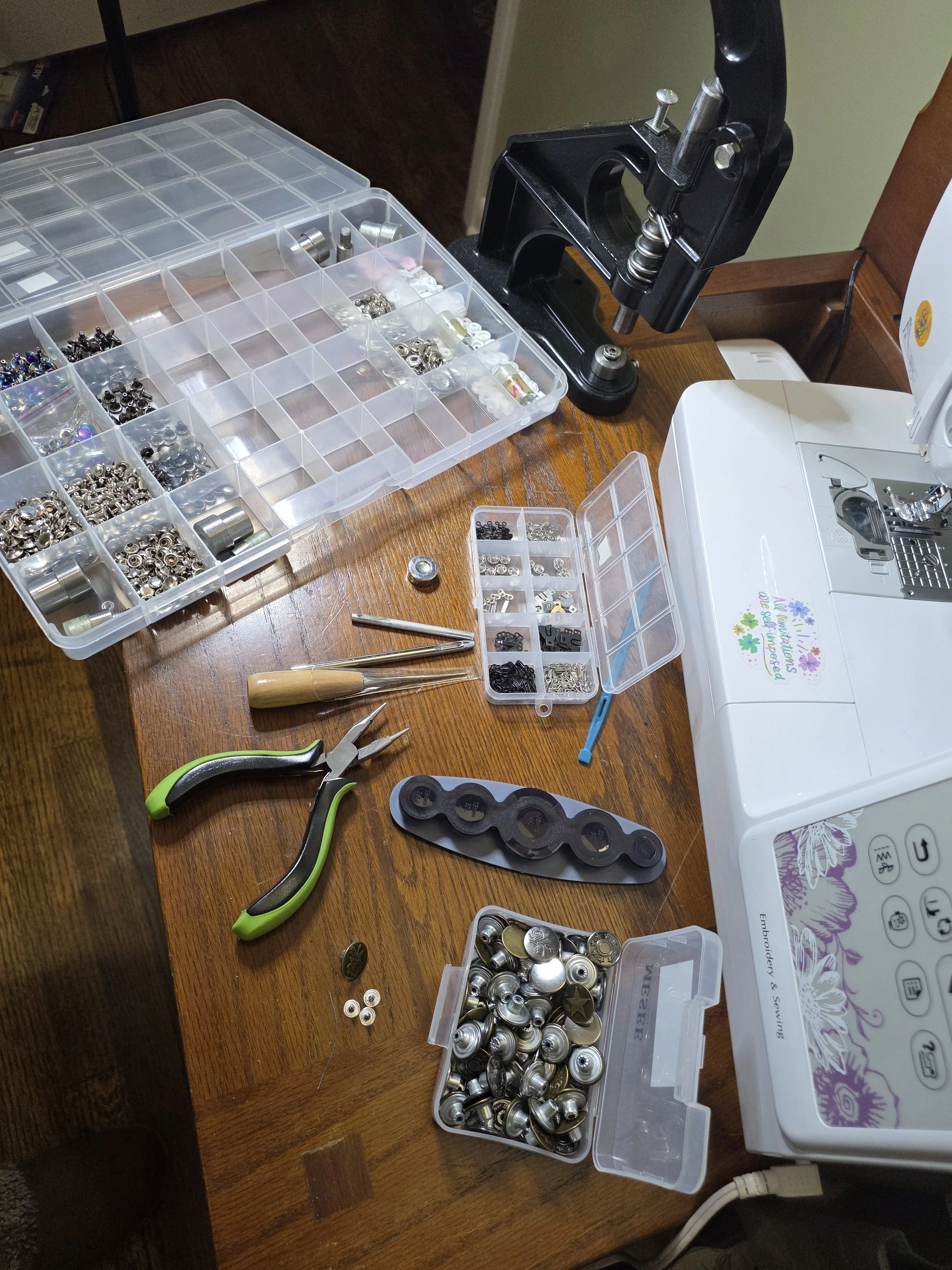 Press machine with Rivets, Snaps, Buttons and various pieces for closures