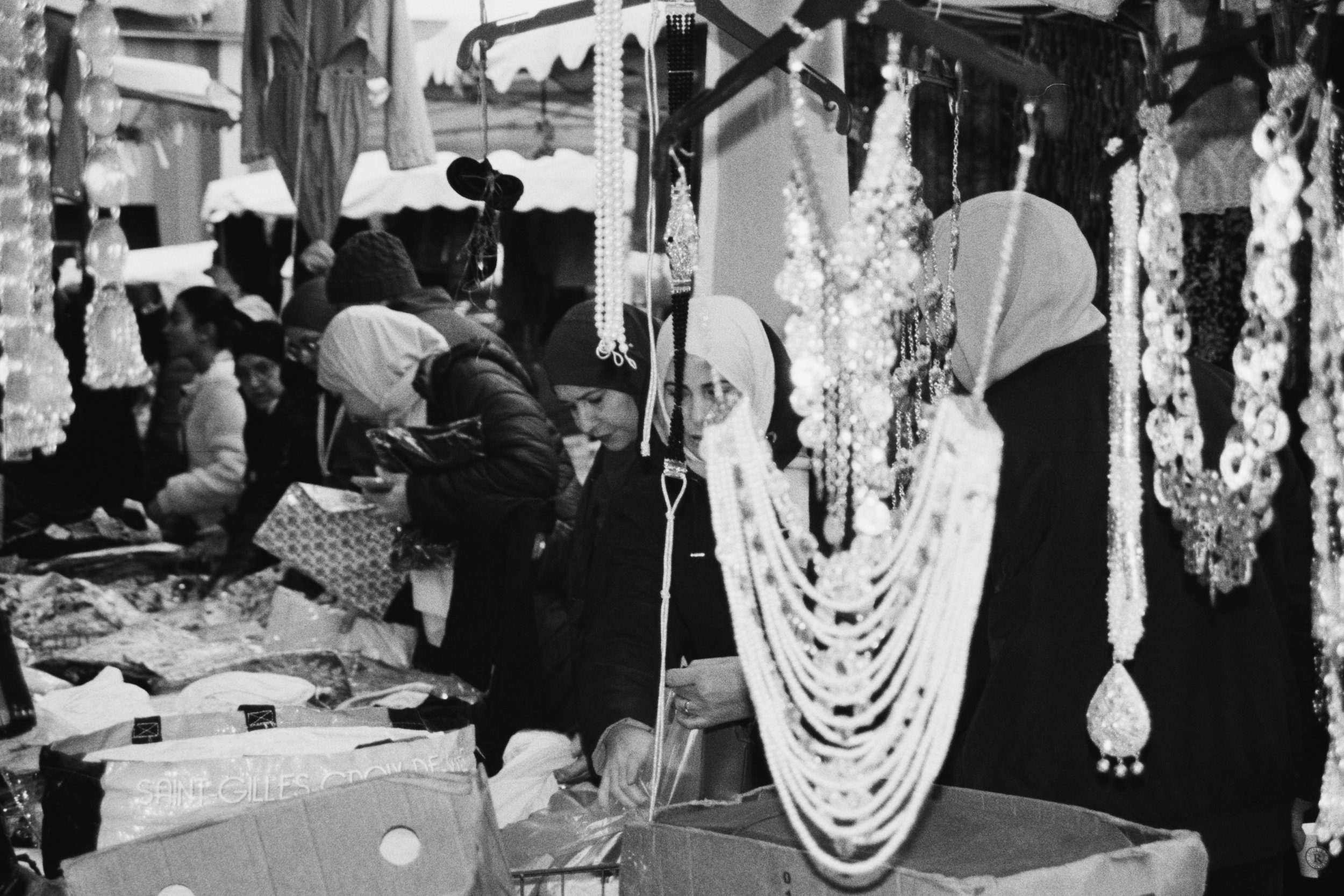 Women and jewelry. La Courneuve, 31012026.