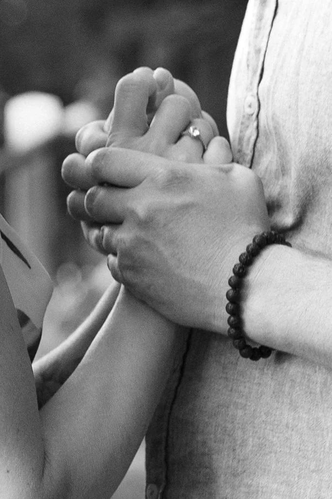 Hand in Hand mit einer aufgehängten Hand, symbolisiert Liebe oder Unterstützung.