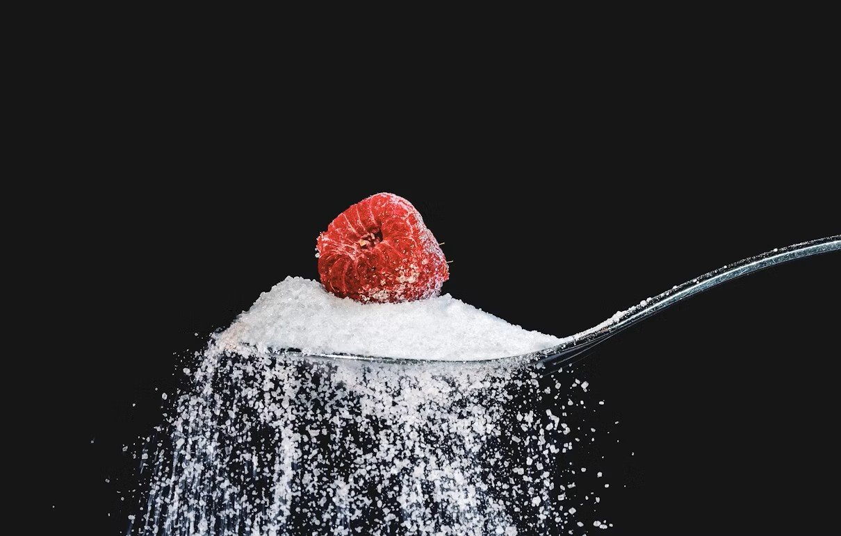 IL FRUTTOSIO FA PIÙ MALE DELLO ZUCCHERO DA TAVOLA?&nbsp;LA VERITÀ (E PERCHÉ LA FRUTTA NON È IL PROBLEMA)
