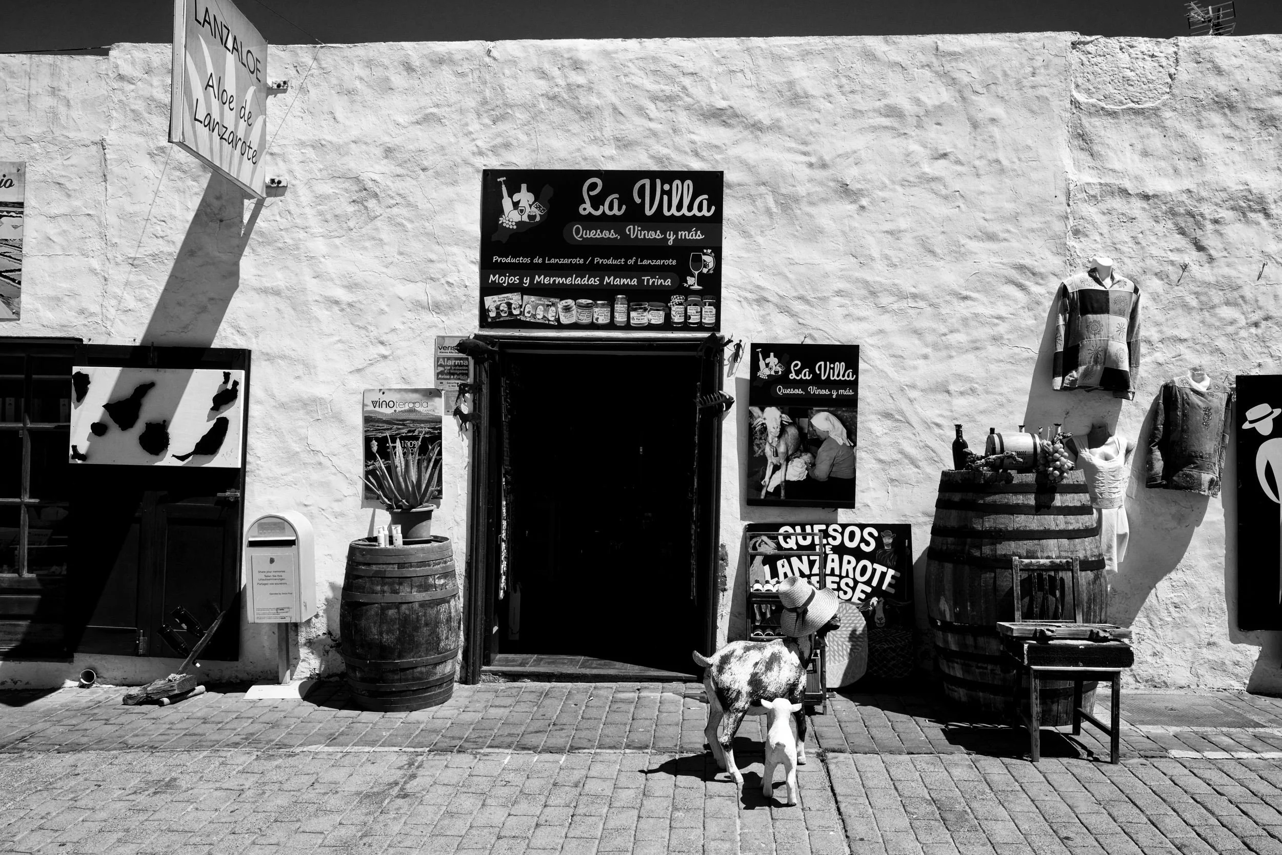 Between White Walls and Old Wood – A Photo Walk through Teguise