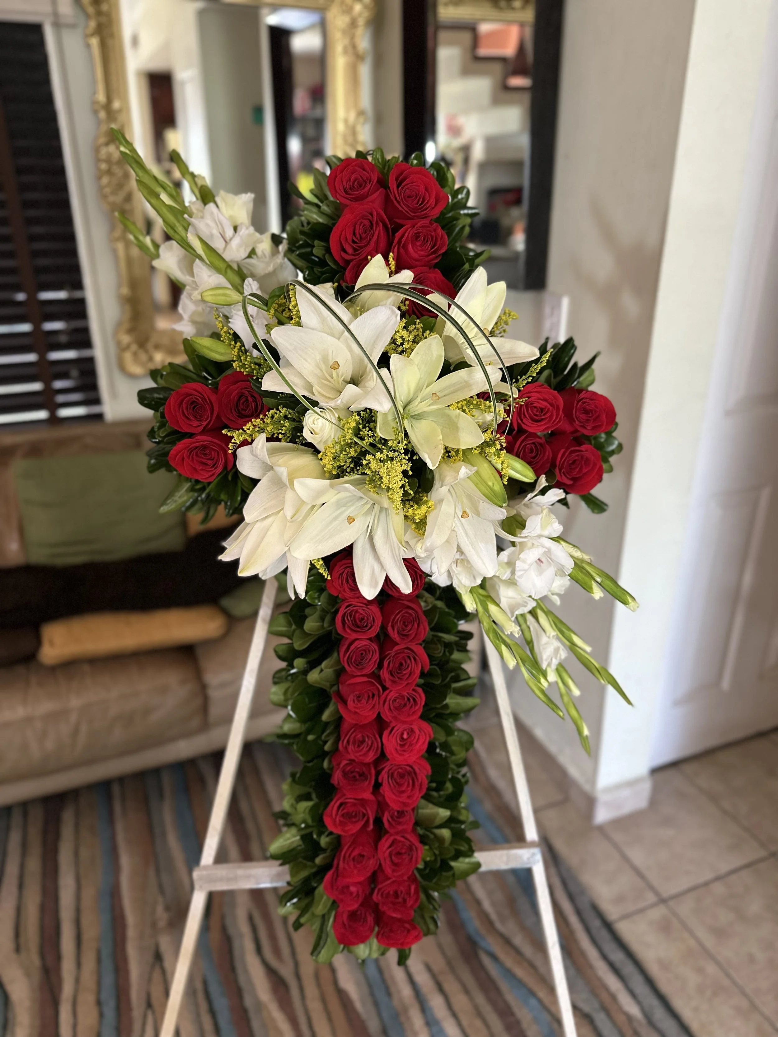 Cruz con rosas rojas