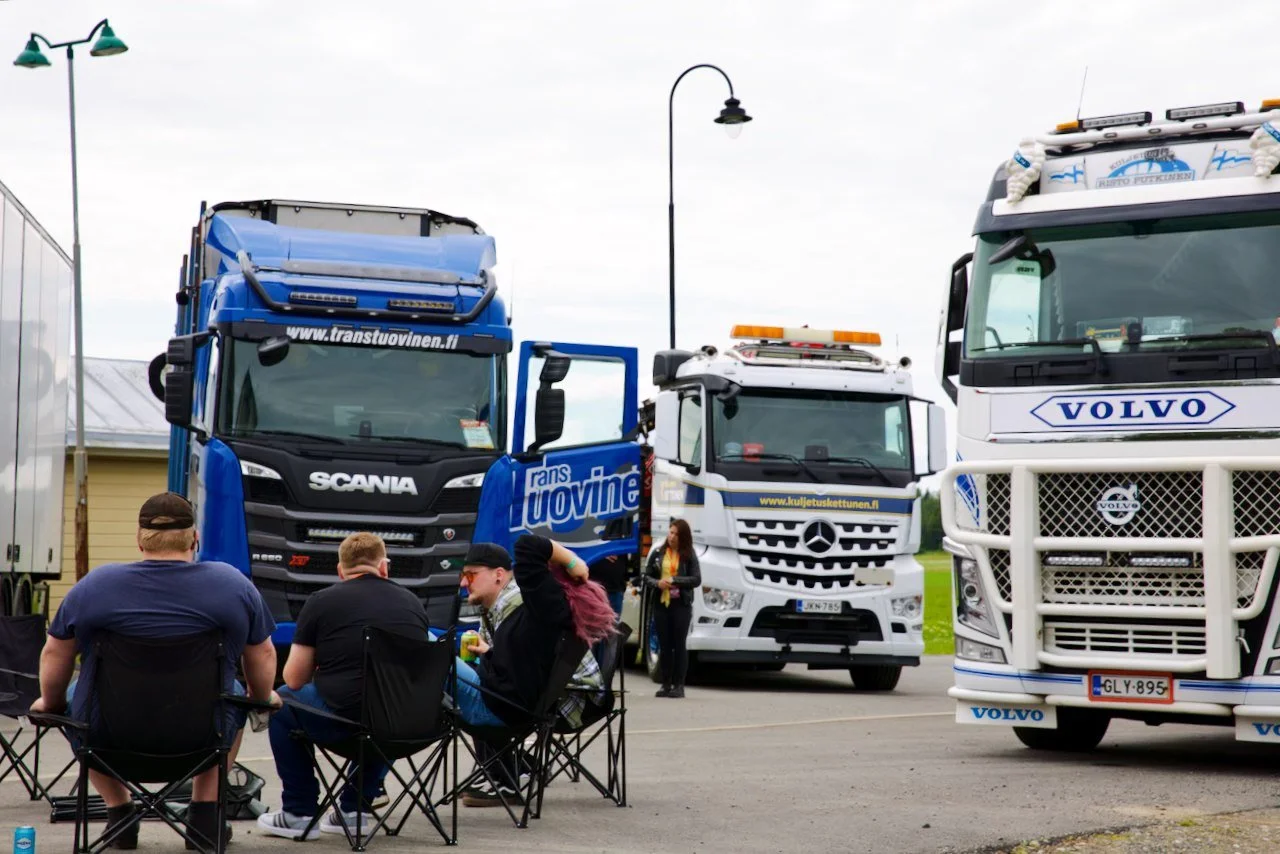 Useita rekkoja ja ihmisiä nauttimassa tapahtumasta.