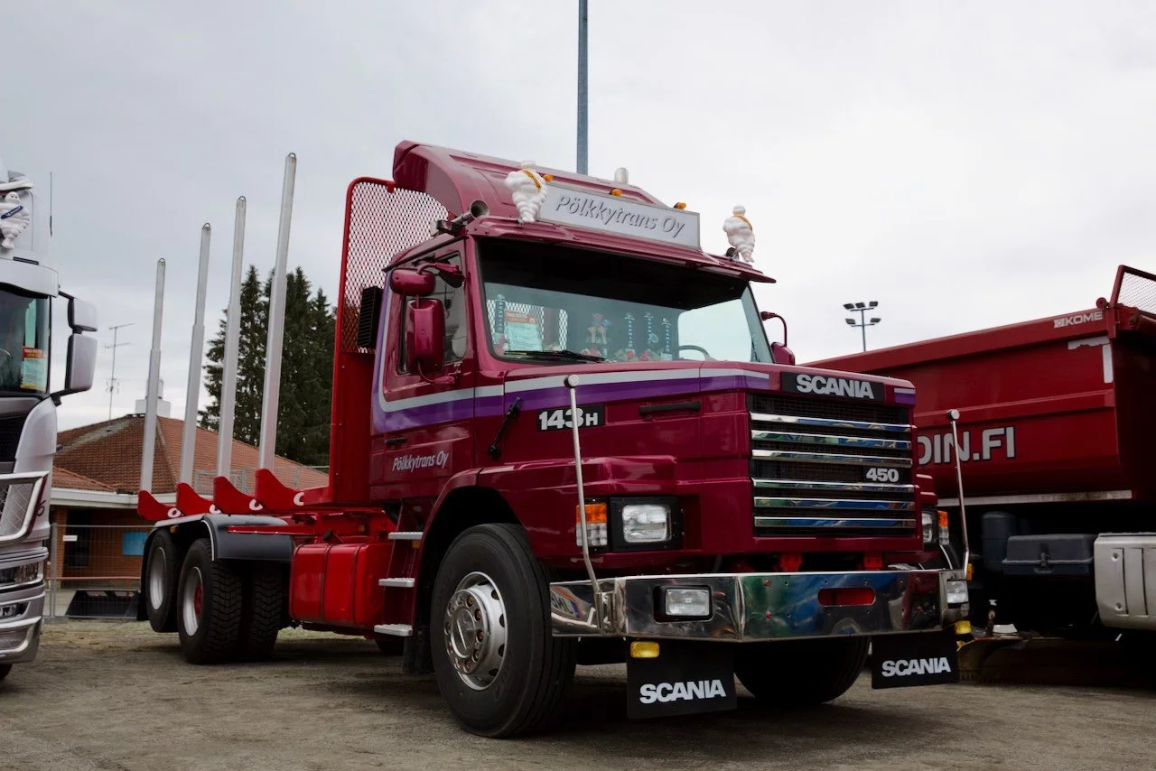 Punainen Scania. Taustalla on toinen rekka. Kuva Liperi Truck Meetingista 2025.