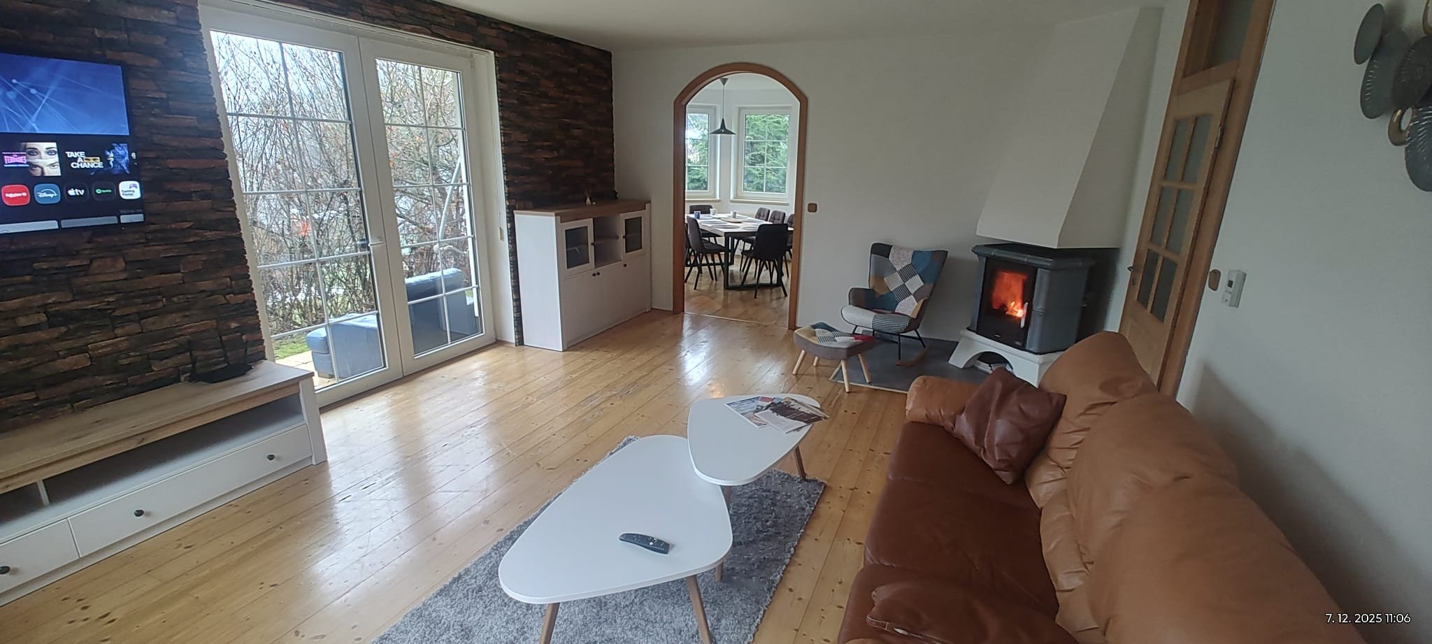 Obývací pokoj s krbem