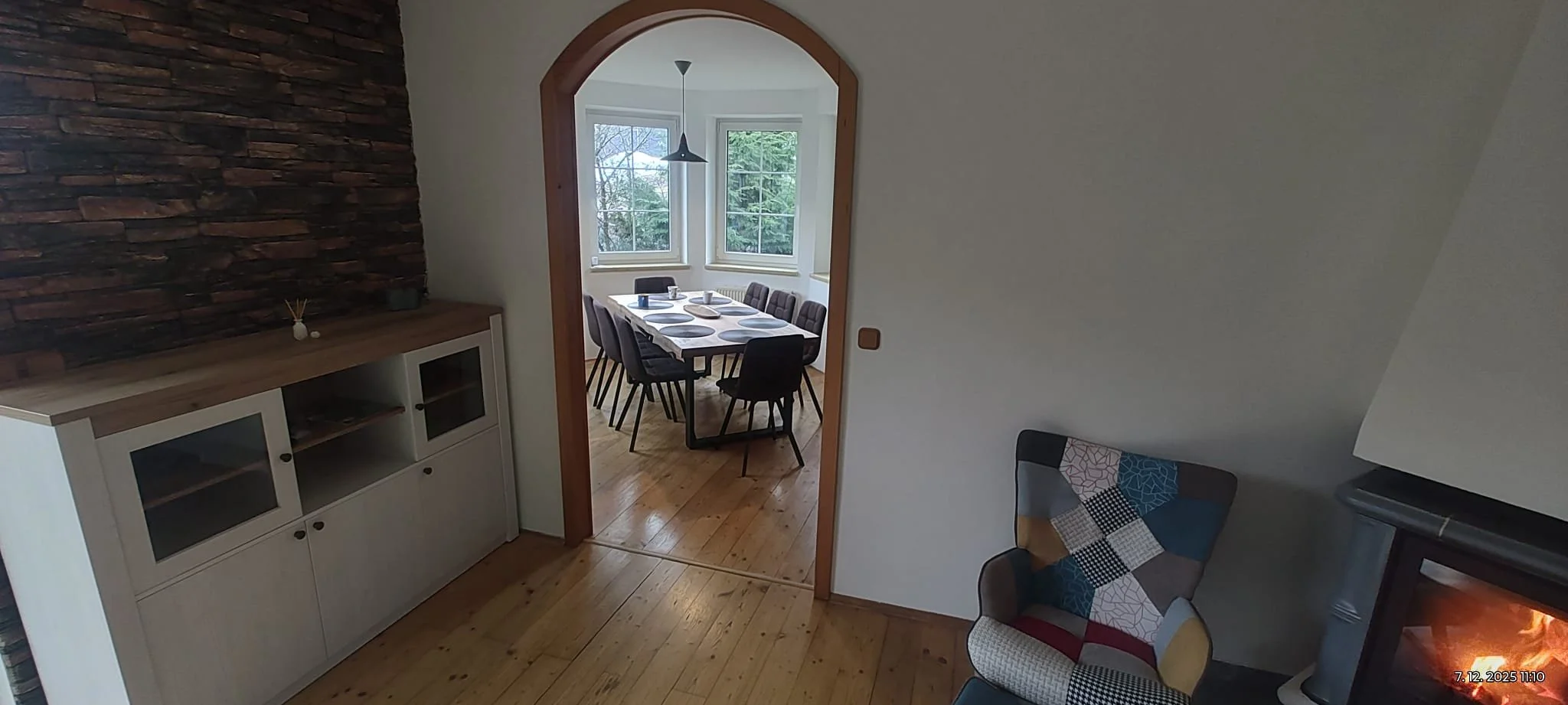 Obývací pokoj s krbem