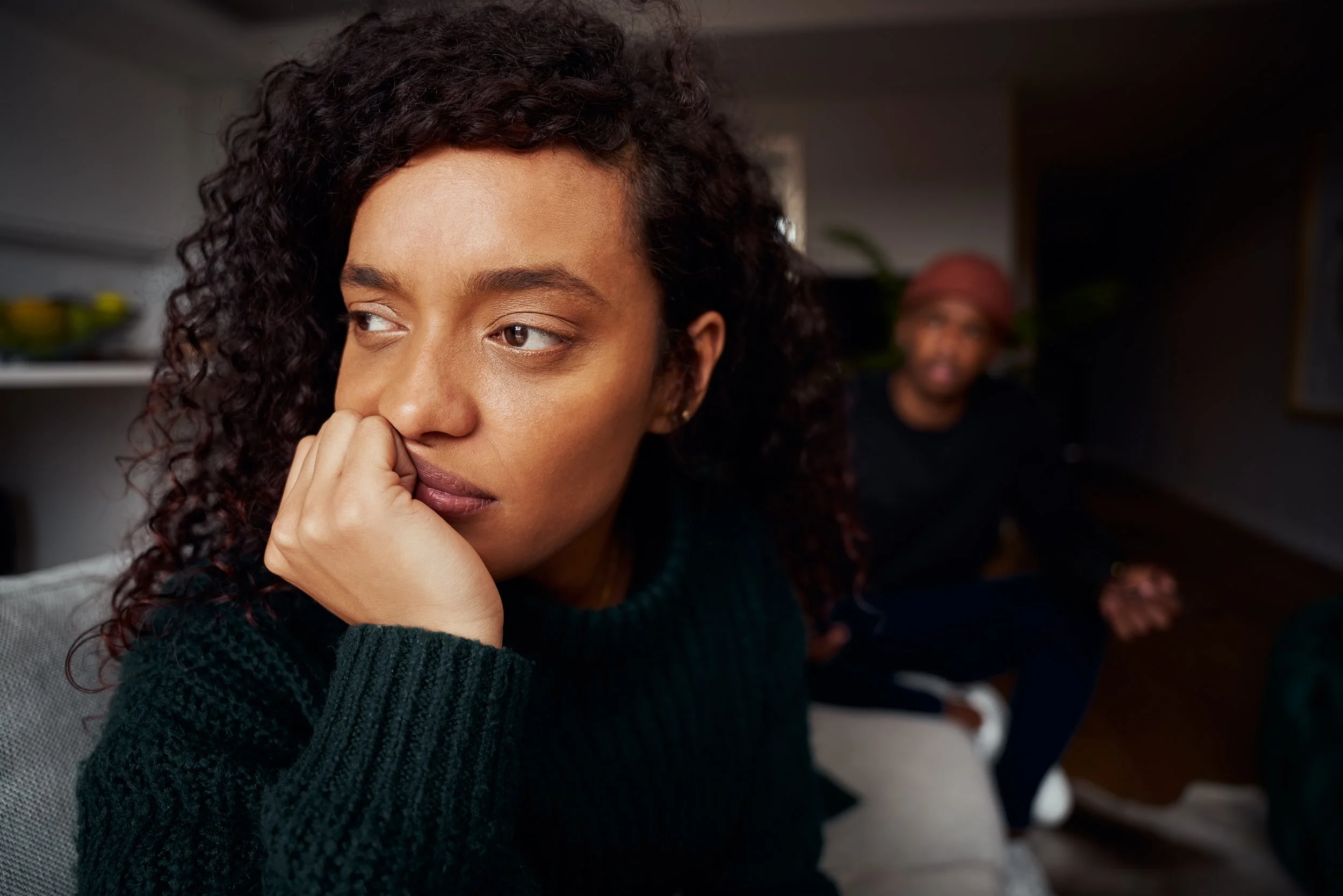 Ein heterosexuelles Poc-Paar kämpft nach dem Auffliegen einer Affäre um die Beziehung.