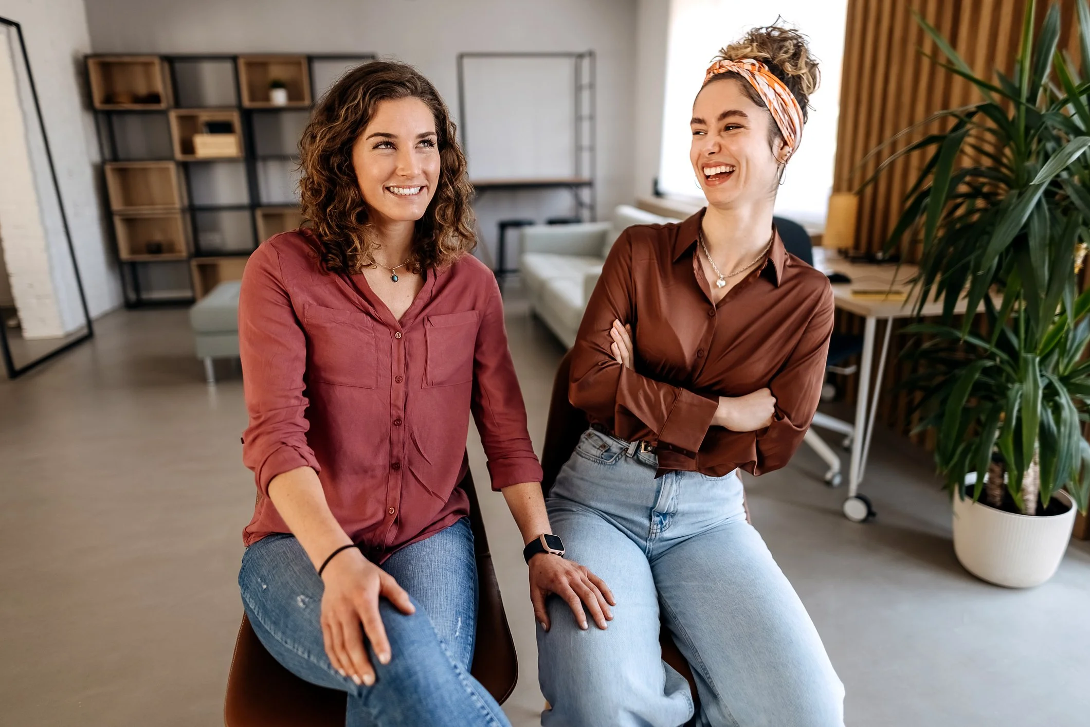 Dieses lesbische Paar malt sich eine wundervolle offene Beziehung aus, in der keine Bedürfnisse zu kurz kommen.