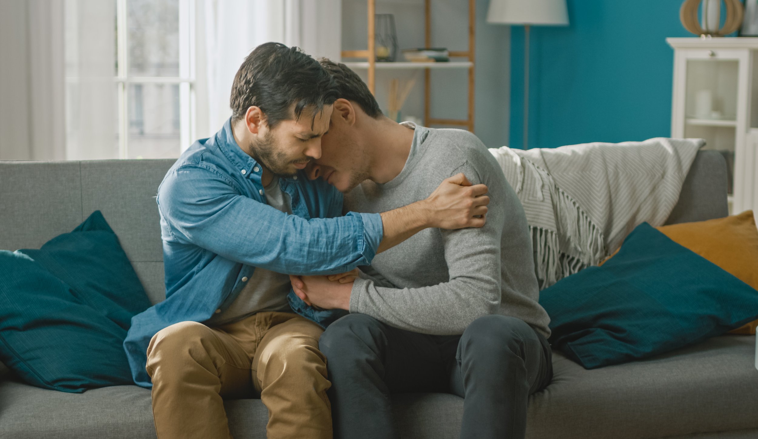 Ein Weißes schwules Paar trauert um den Verlust der gemeinsamen Sexualität.