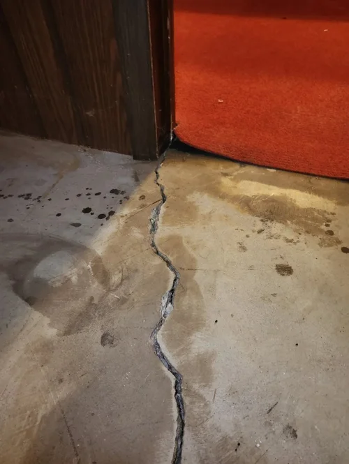 Settlement cracking at a foundation wall