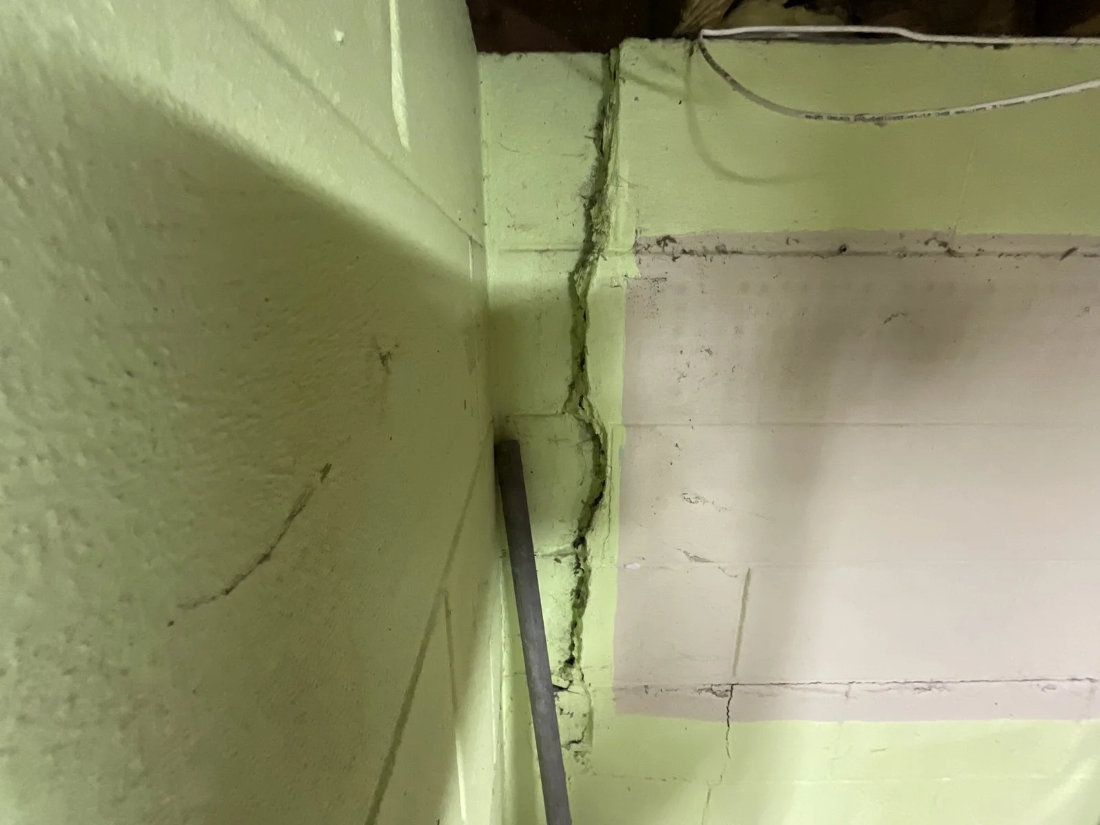 07-vertical-crack-wall-end.jpg