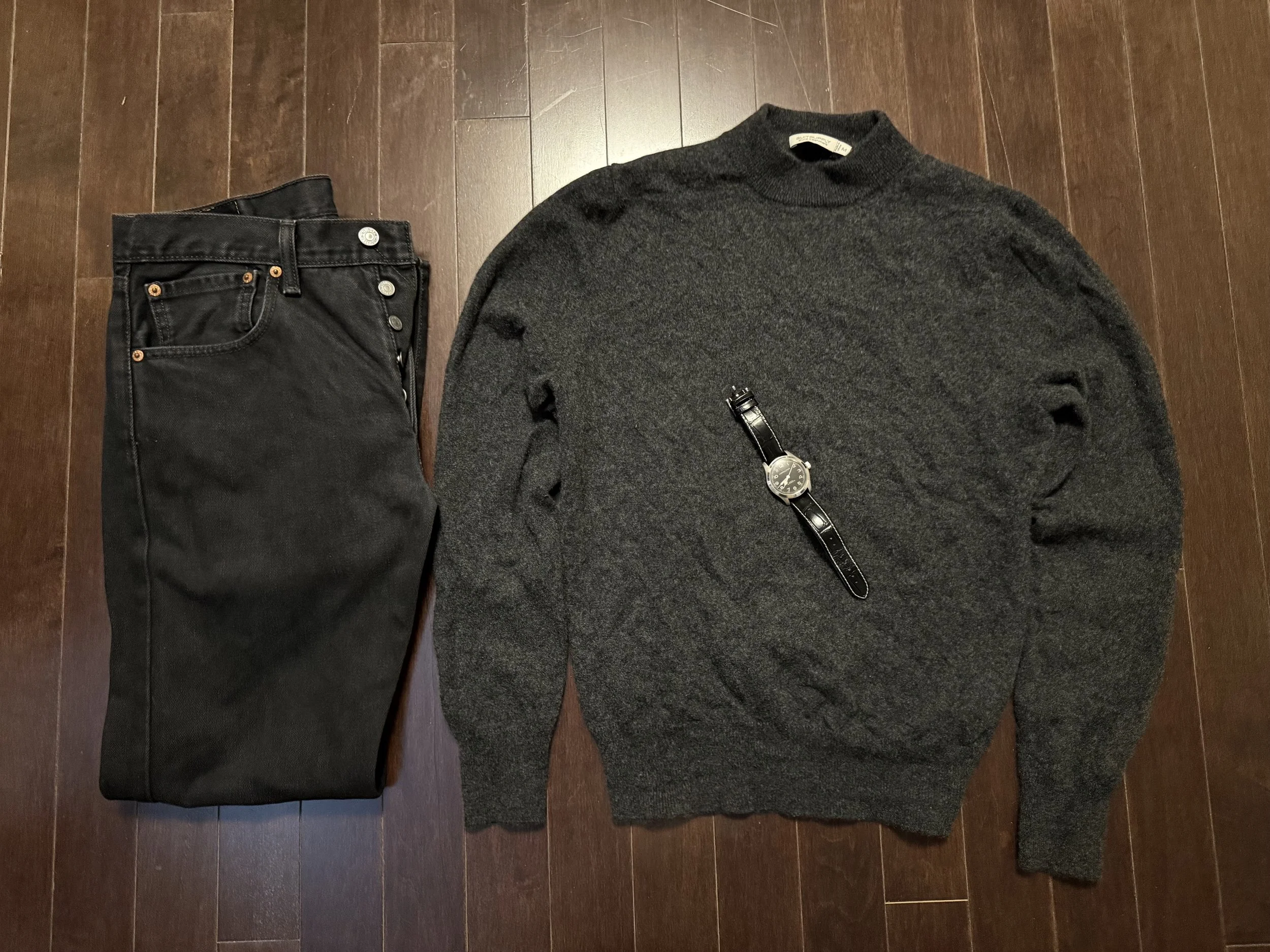 How an All-Dark Outfit Instantly Elevates Men’s Smart Casual Style