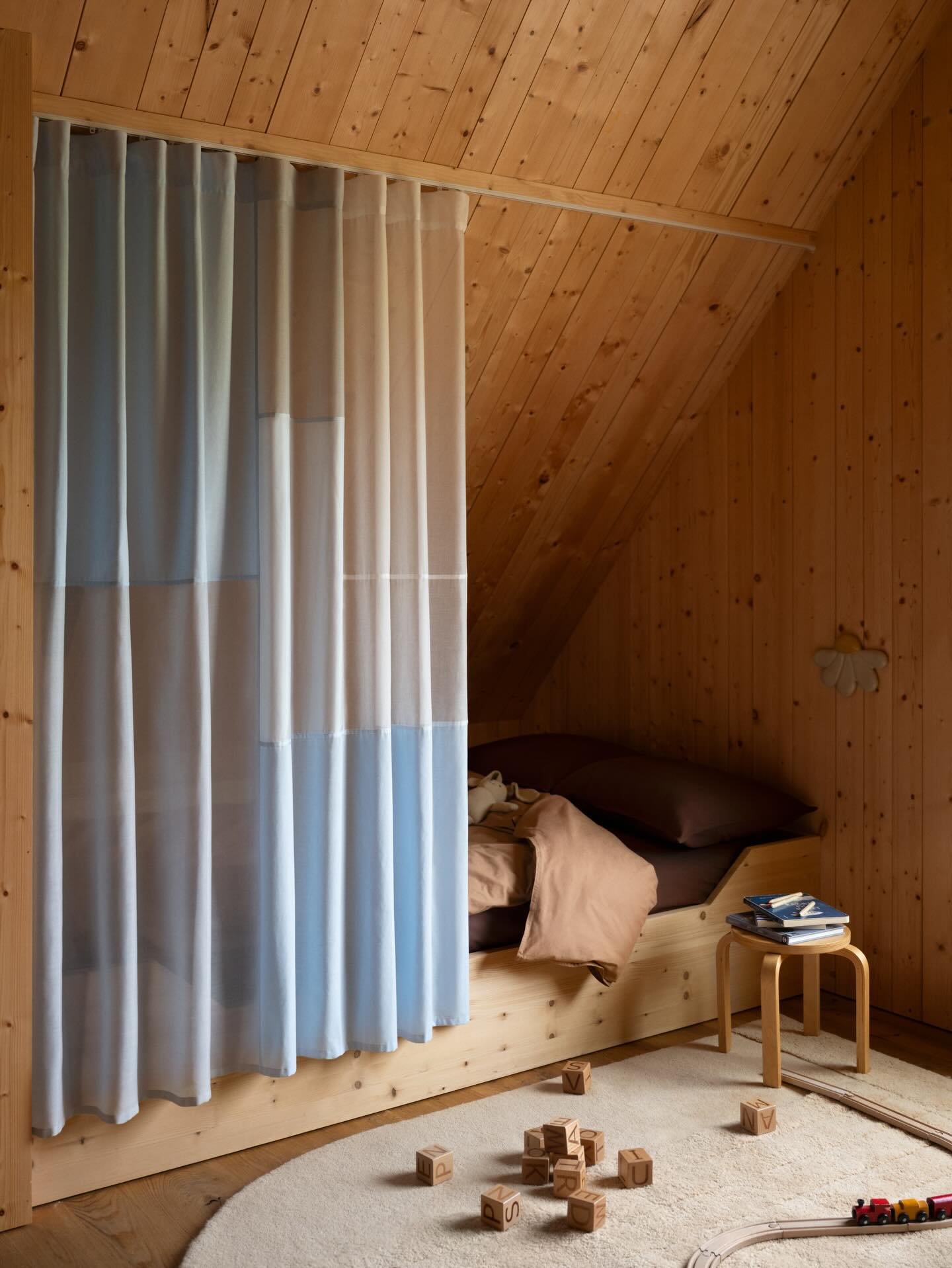 Favorith&ouml;rna fr&aring;n bl&aring;tt favoritprojekt tillsammans med stj&auml;rnor @ceciliamagnusson, @julia_losciale och @firstnameclara 🧊🧊🧊

Fr&aring;n boken &rdquo;Pojagi &ndash; Koreansk lappteknik&rdquo;, 2025 @naturochkultur_fakta