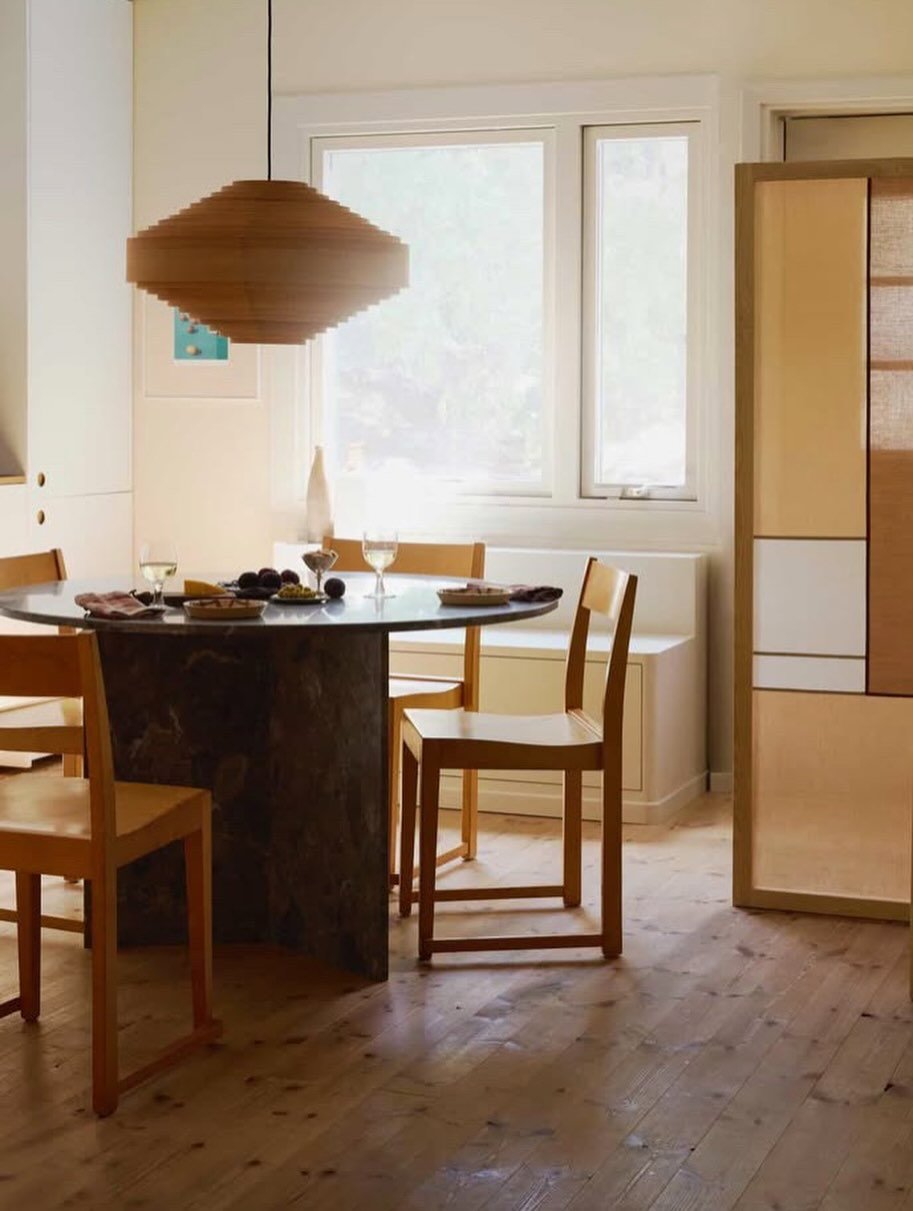 Blir s&aring; varm i hj&auml;rtis n&auml;r jag ser mina verk hos er. Det h&auml;r hemmet ger pirr prick &ouml;verallt. Tack @idalauga och @fannyradvik f&ouml;r ett s&aring; fint reportage i senaste @elledecorationse.