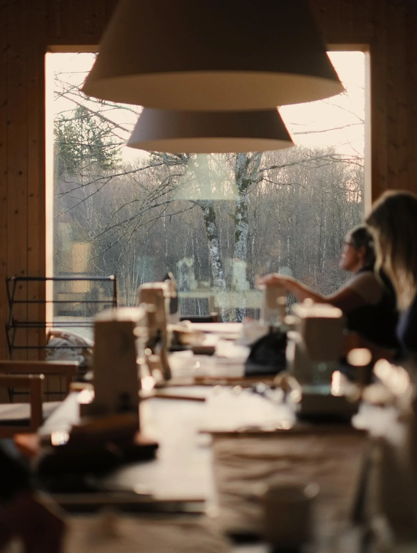 En helg fylld av utforskande, kreativitet, skratt och pojagis&ouml;mnad. I fredags flyttade tio nyfikna workshopdeltagare in p&aring; svindlande vackra R&ouml;rb&auml;ck f&ouml;r att ta en paus fr&aring;n vardagen. Kvinnor med olika bakgrunder, bagag