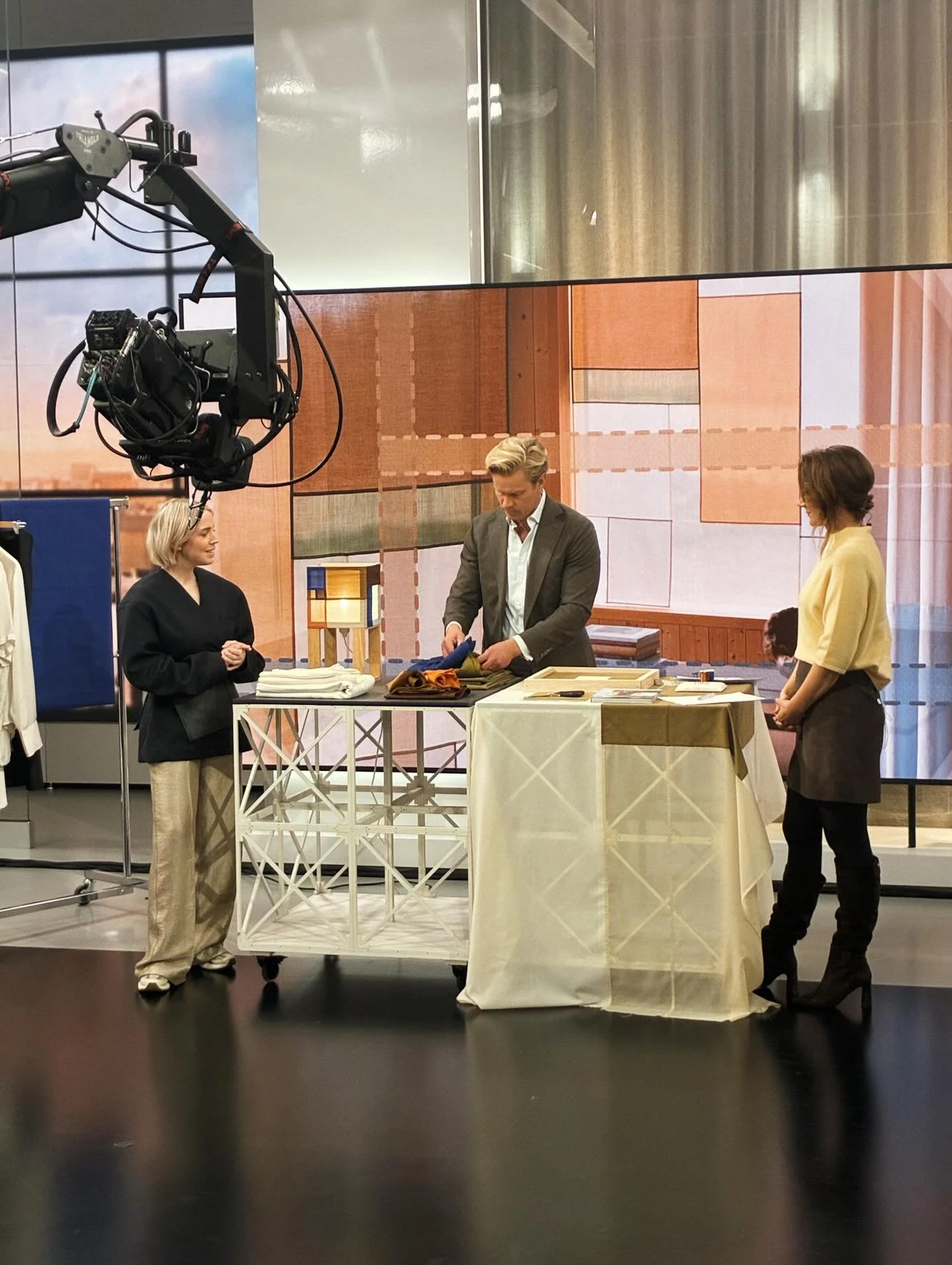 Tack @tv4 och @nyhetsmorgon f&ouml;r att jag fick komma och prata kreativt &aring;terbruk och pojagi i rutan. Det absolut mysigaste jag vet. Fattar fortfarande knappt vad som h&auml;nde men KUL hade vi och SNABBT gick det. Och hall&aring; hej alla ni