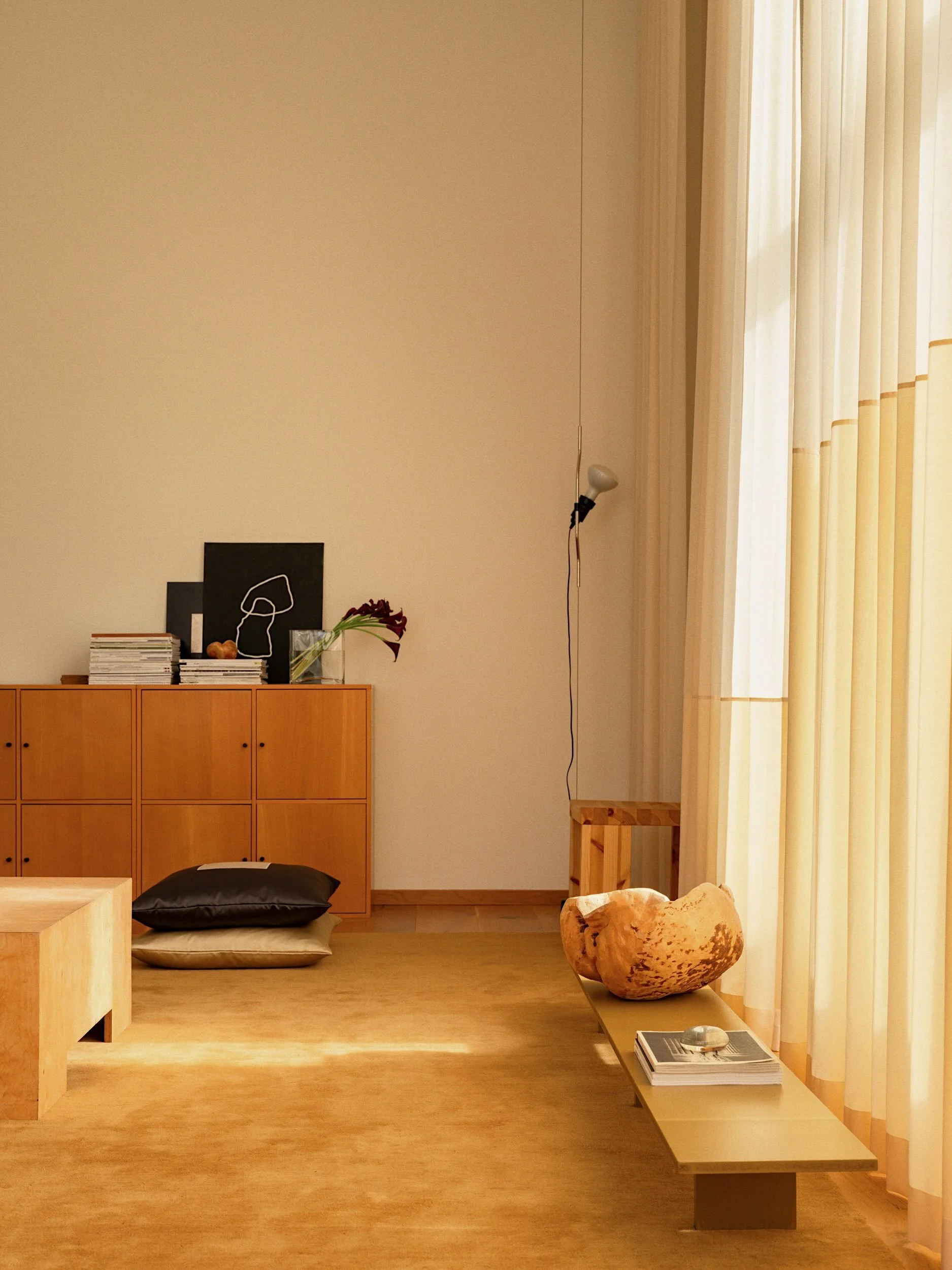 Okej h&aring;ll i er? Om bara en vecka lanserar jag &auml;ntligen Line &amp; Square Collection &ndash; min f&ouml;rsta grafiska textilserie av m&aring;ttanpassade gardiner och loungekuddar. Kollektionens delar &auml;r formgivna f&ouml;r att kombinera