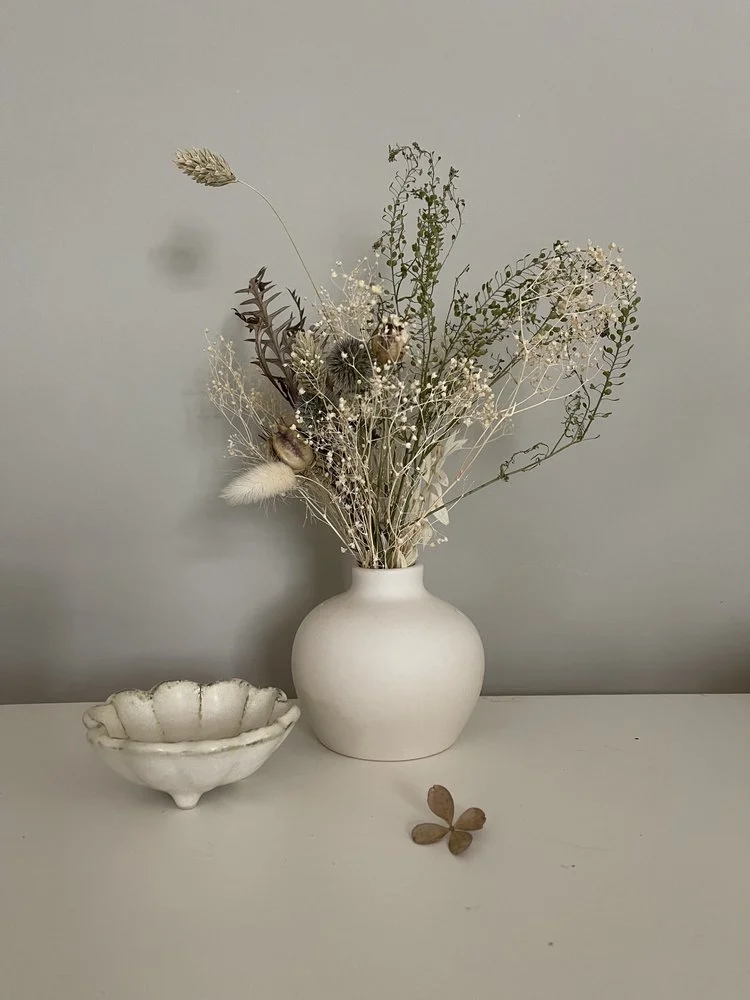 Short+Blossom+vase+with+dry+flowers+and+small+bowl.jpg