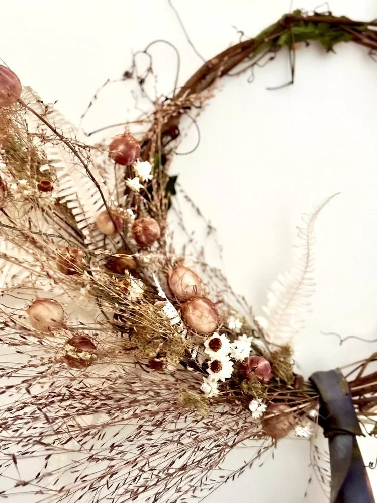 Wreath+No.+1+black+ribbon+with+ammonium+nigella+and+dry+grasses+detail+.jpg