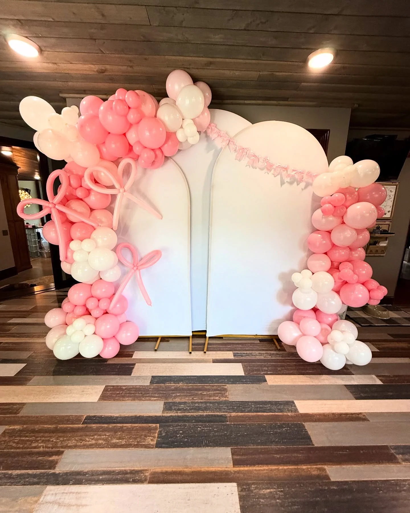 The best kind of bridal showers are the ones for friends 🥹🎀