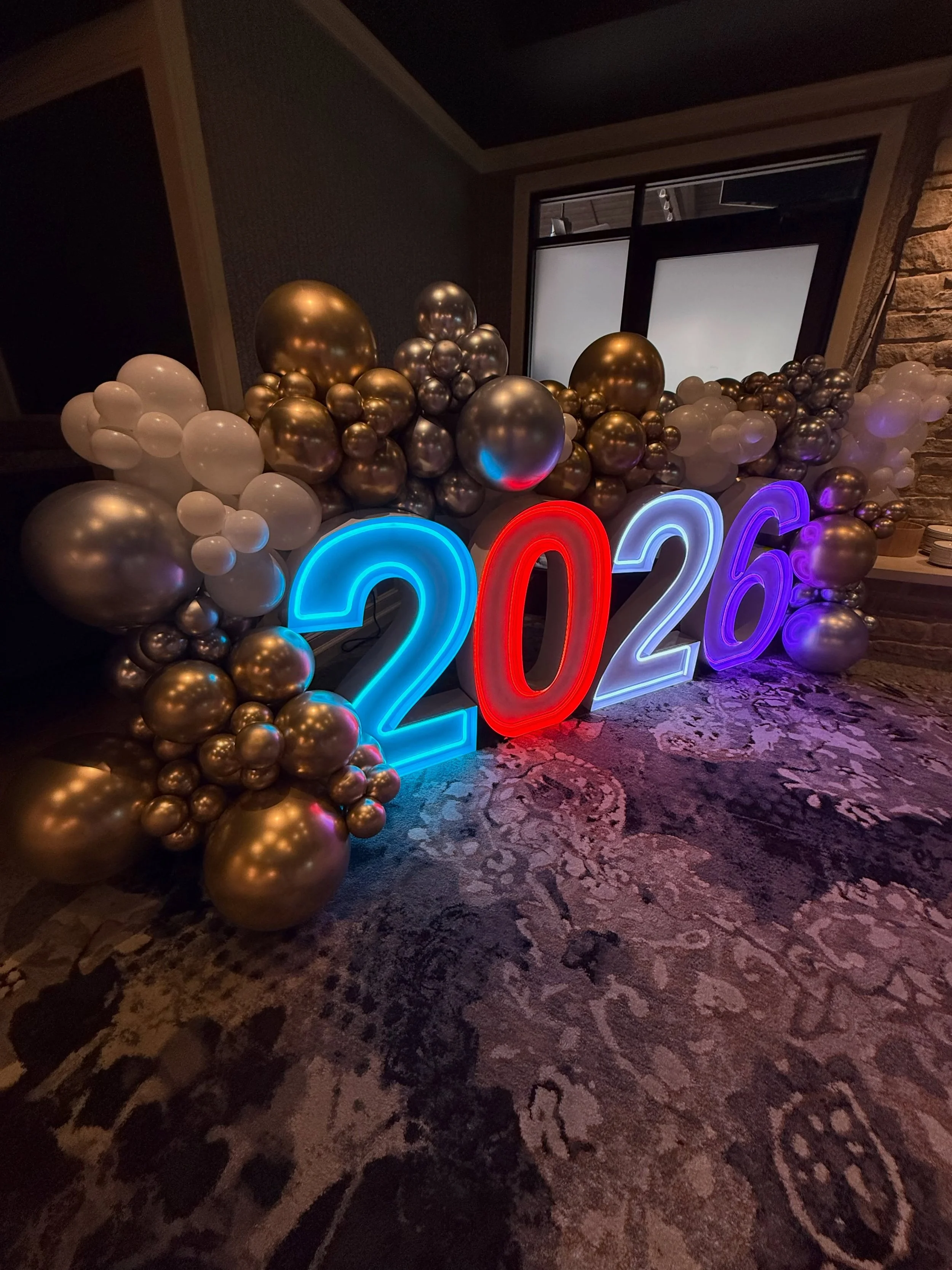 One grad party at night, to another one in the morning! Love working with @ledmarquee_columbus so much! 🧑&zwj;🎓🎓🎈