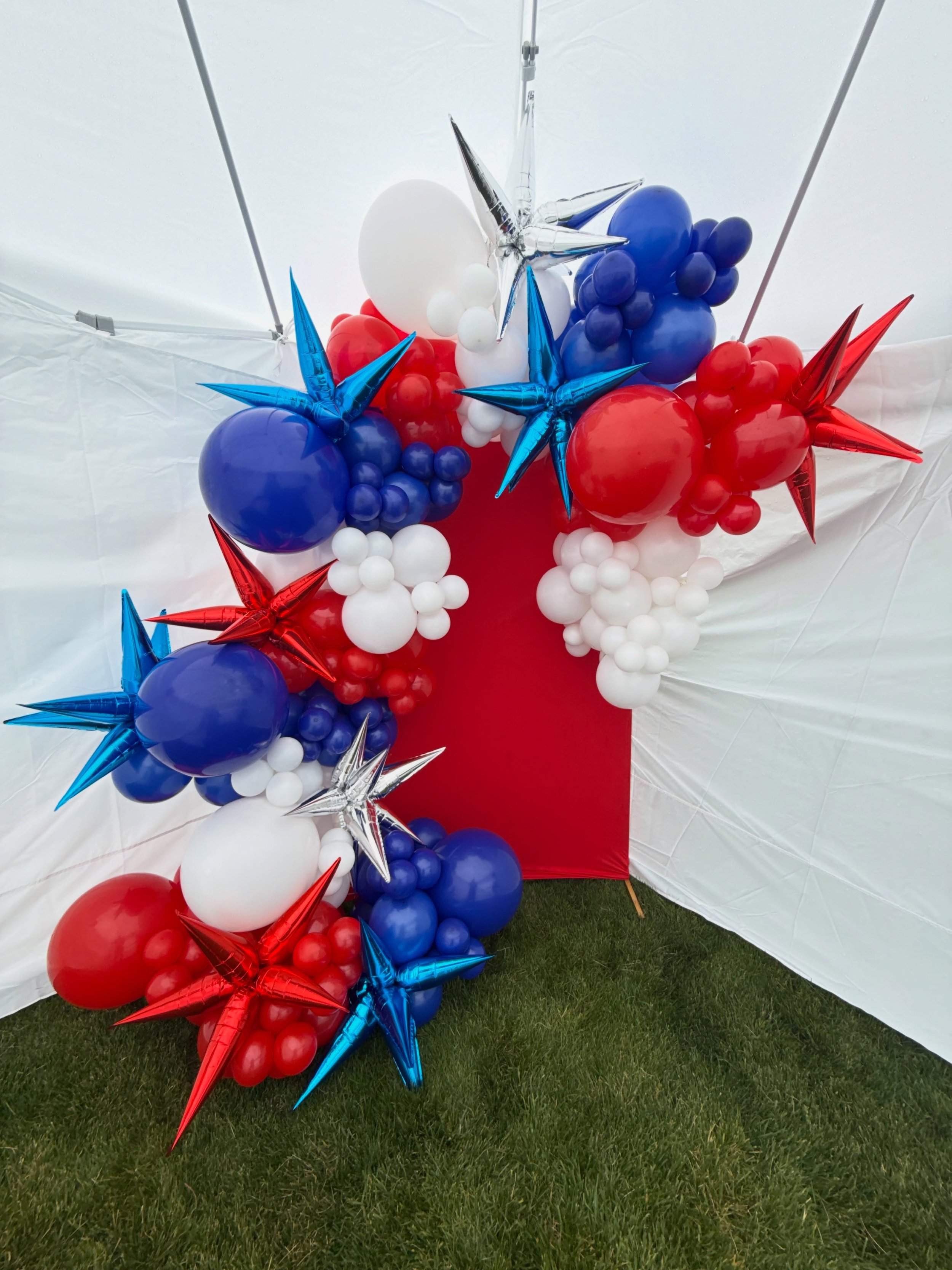 Your celebration, elevated. 🇺🇸⭐ This patriotic balloon install is giving ALL the holiday vibes.🎈 #BalloonArch #MemorialDay2026 #PartyDecor #BalloonDesign #EventDecor