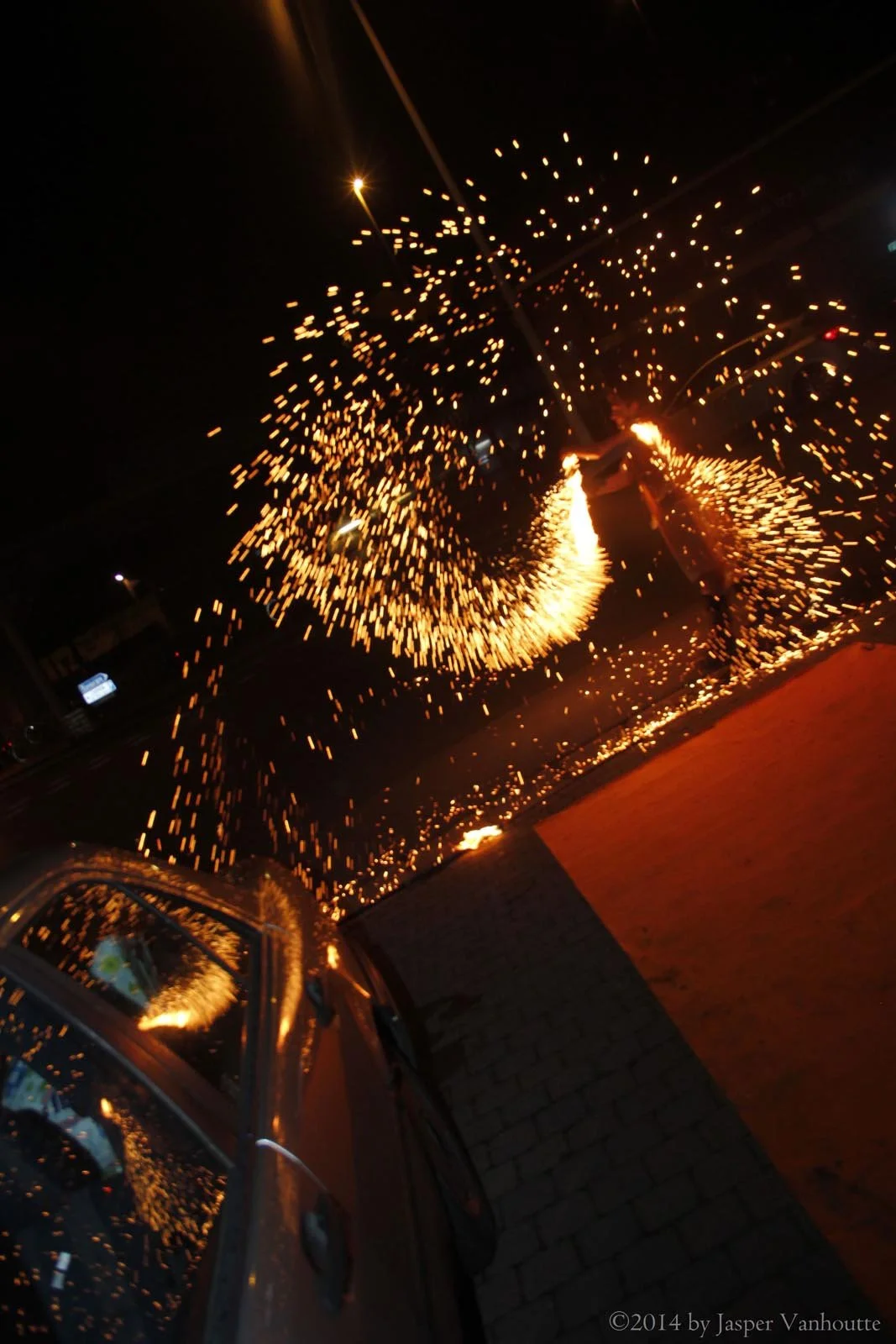 Vuurshow met speciale vuureffecten, professionele vuurspuwer tijdens intens showmoment op evenement