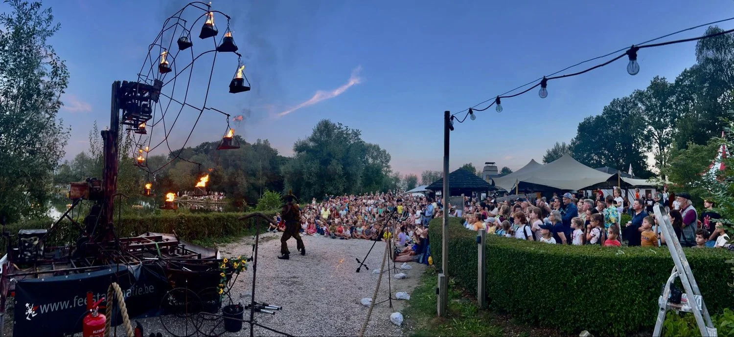 Als professionele vuurspuwers en vuurartiesten werken we altijd met veiligheid als basis.