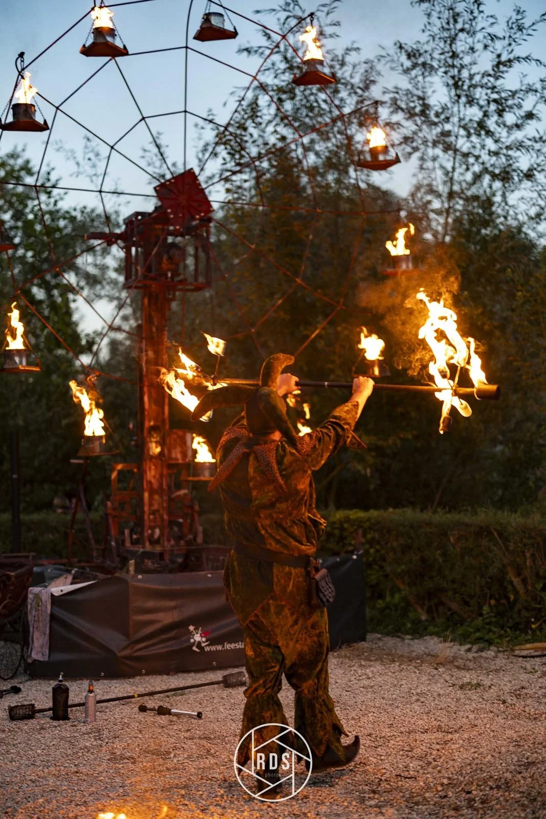 Vuurshow bij een vuurmolen tijdens een avondevent, met professionele vuurartiest en draaiende vuurinstallatie