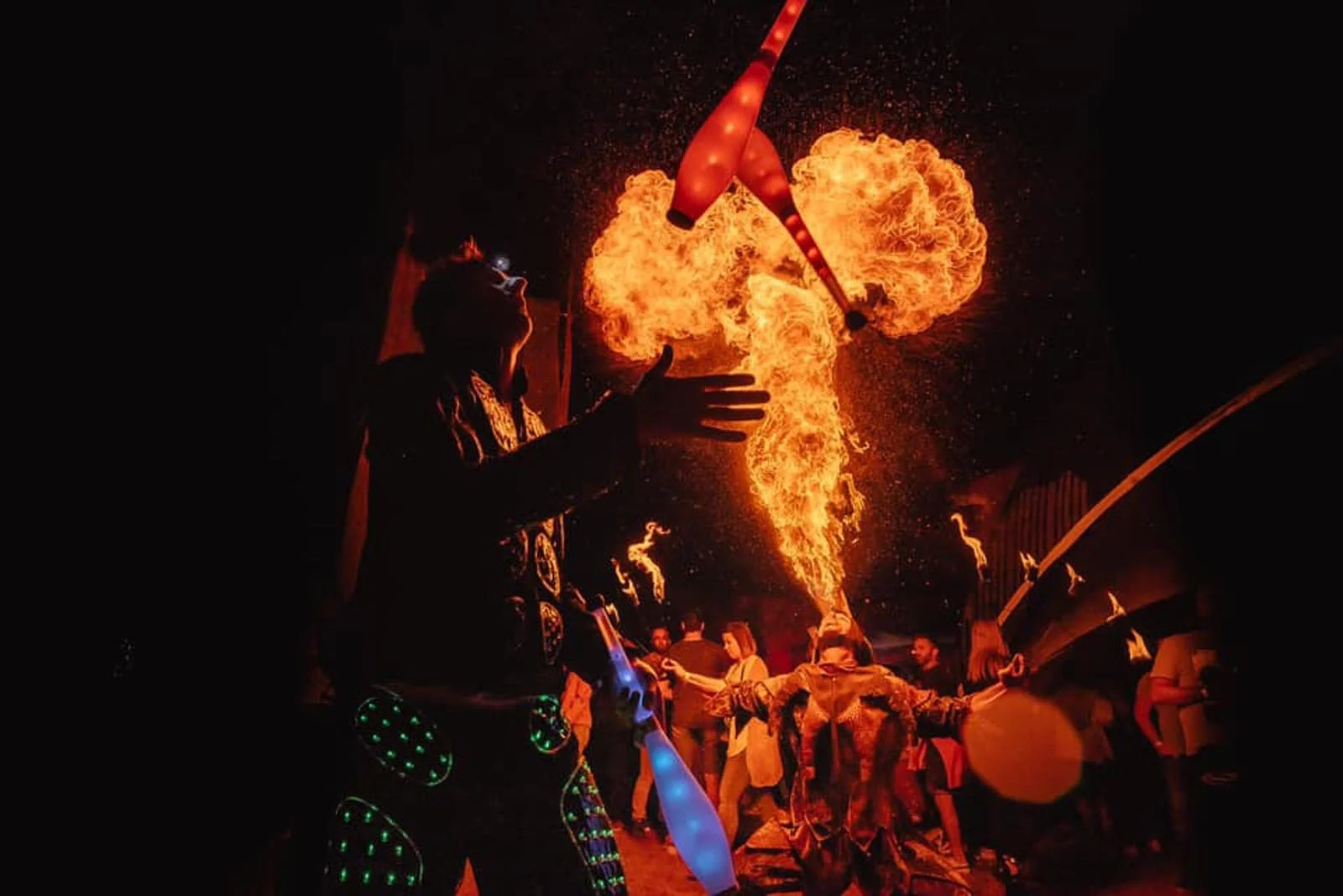 mobiele vuuranimatie met vuurelementen en lichtjongleren