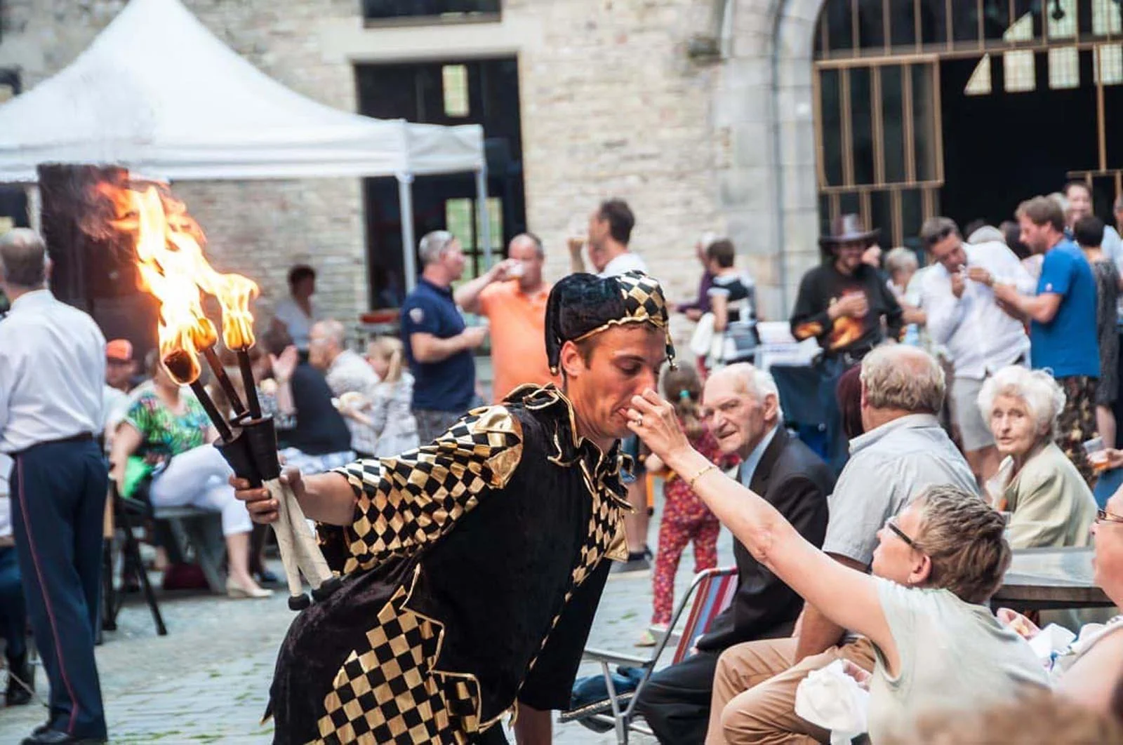 Solo vuuranimatie met authentieke kar, mobiele vuuract met vuurspuwer tussen het publiek op event