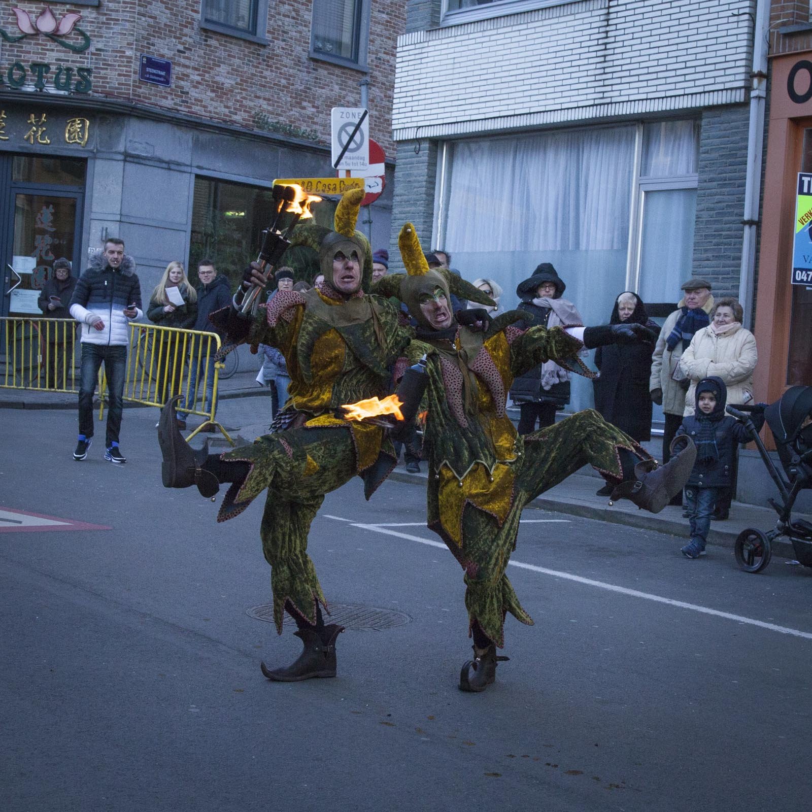 Vuuranimatie als randanimatie tijdens braderie, mobiele vuuract met publieksinteractie