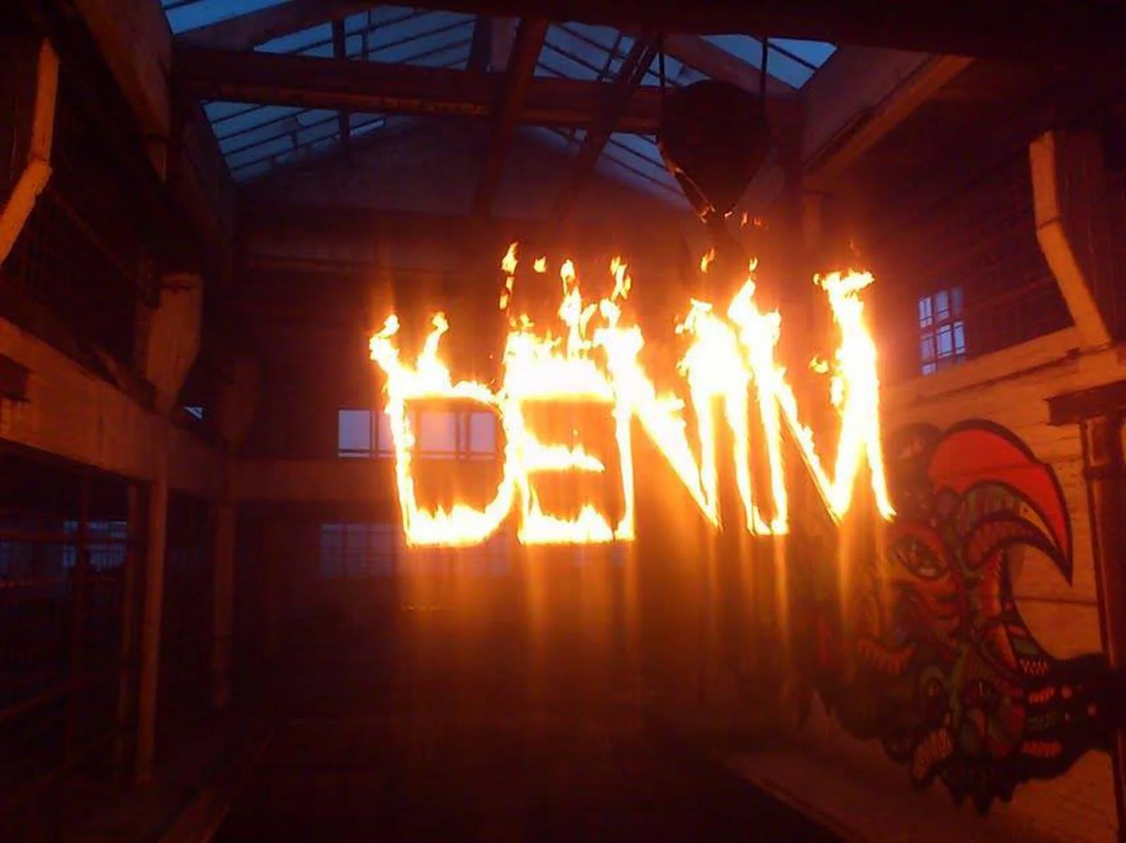 Brandende vuurletters als symbolische vuurinstallatie tijdens evenement, brandende letters als visueel hoogtepunt