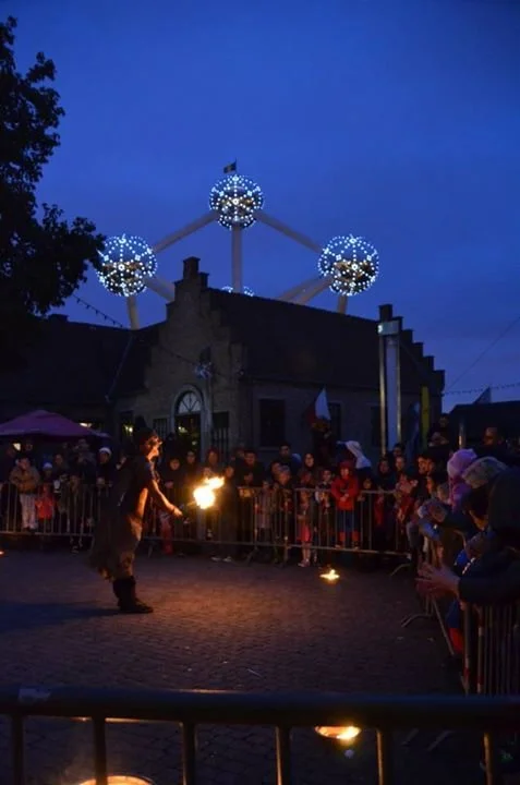Spectaculaire vuurshow met vuurspuwer en grote vuureffecten, professioneel vuurspektakel op event