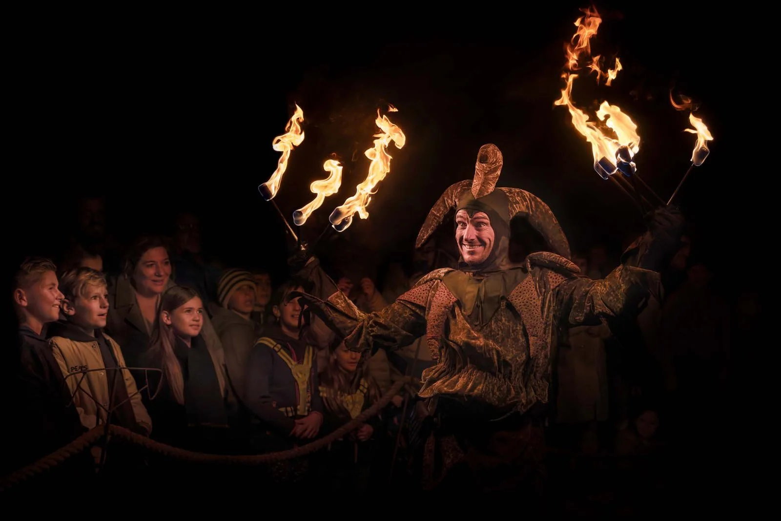 Professionele vuurspuwer tijdens een vuurshow voor publiek, spectaculaire vuuranimatie op evenement in België