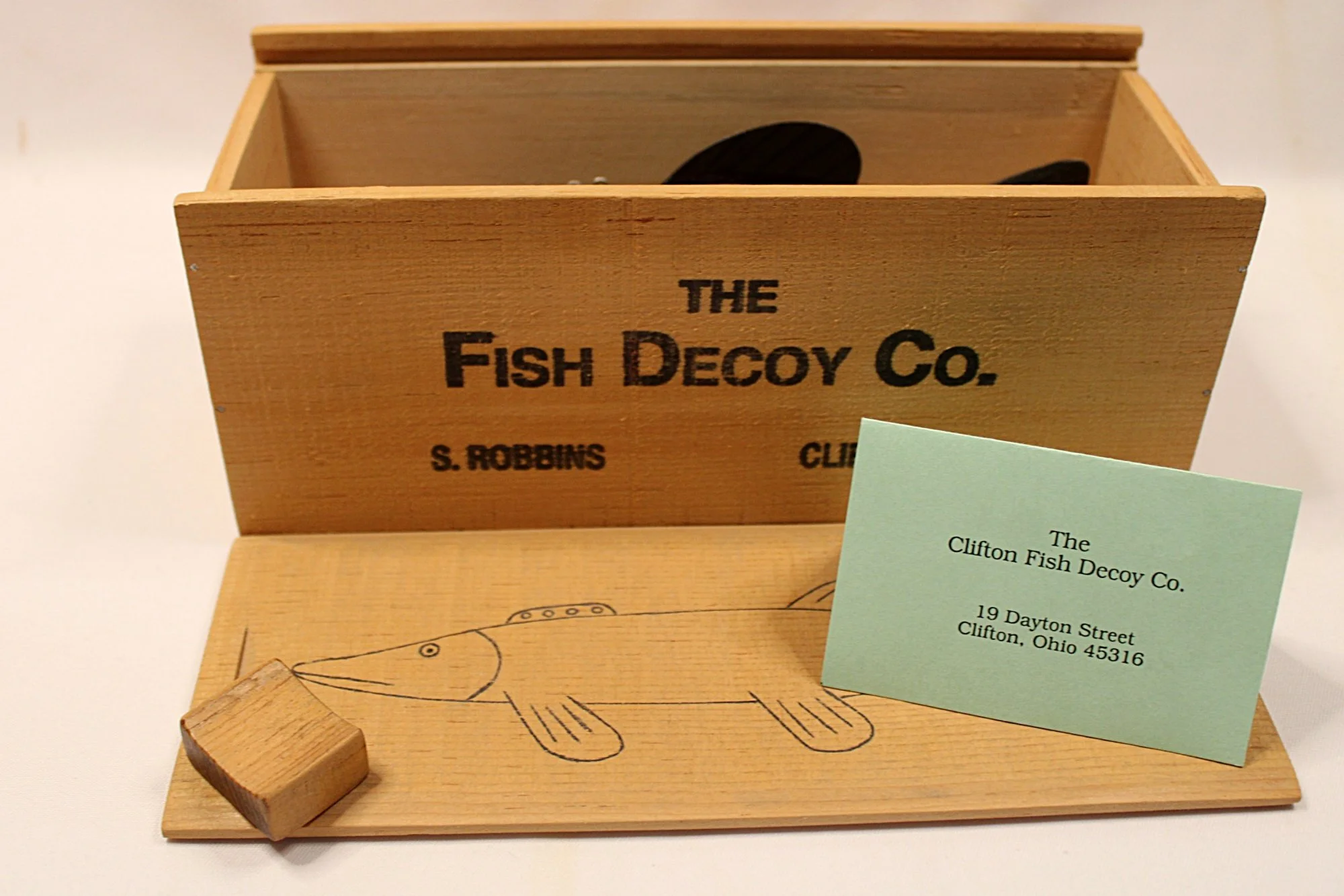 Steve Robbins-Fish Decoy Smallmouth Bass 1995 Box-showing-back-info-card-2000 x 1333.JPG