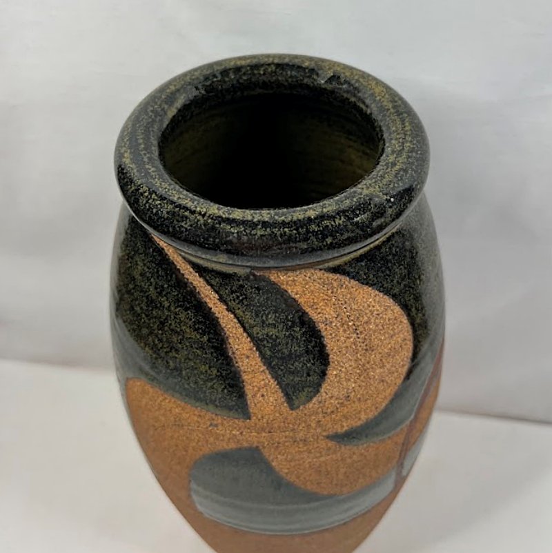 Studio-Art-Pottery-Vase-by-Rowell-Rim-Closeup-800 x 802.jpg