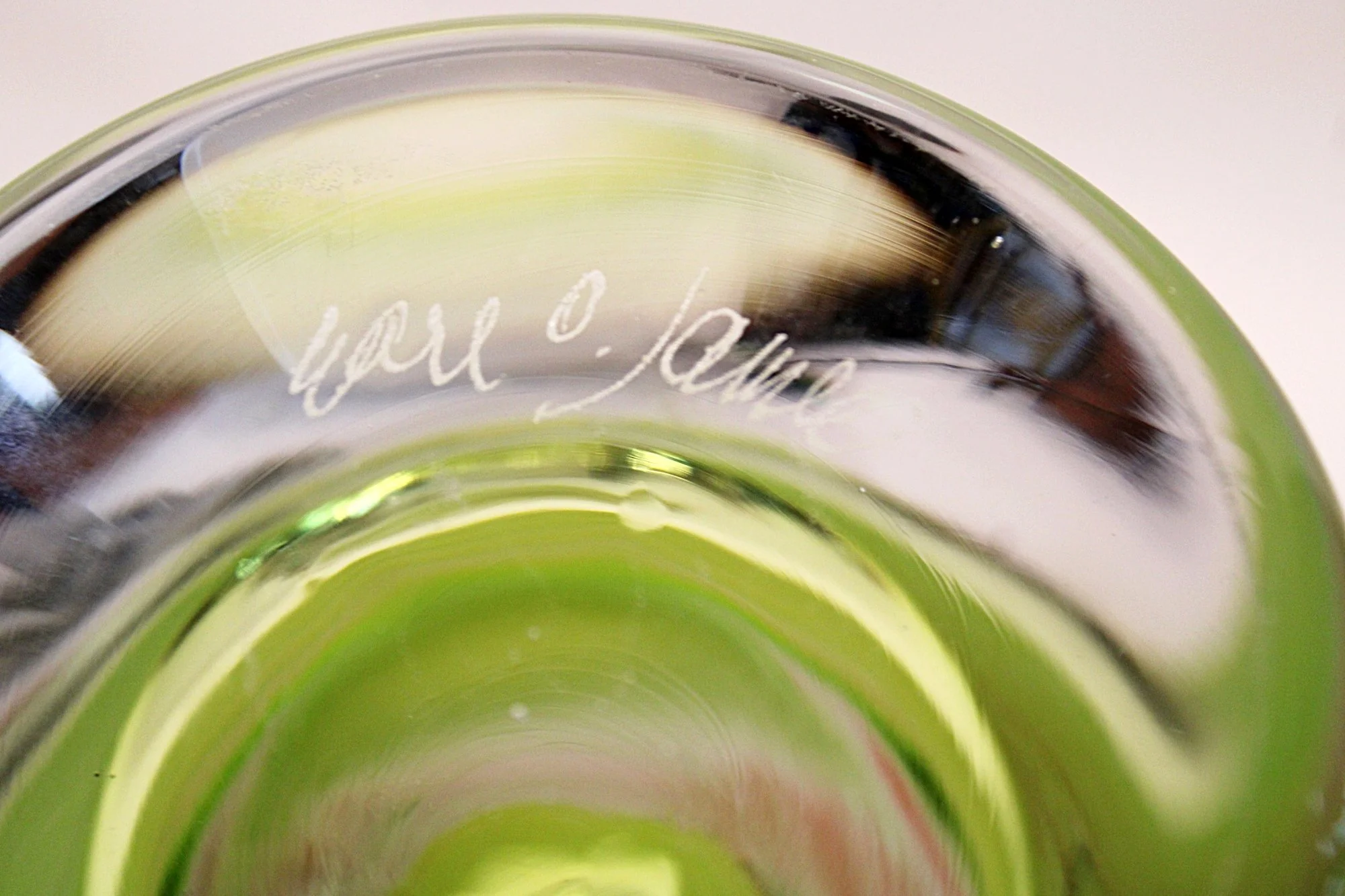 EARL O. JAMES Art Glass Vase Signed Bottom-2000 x 1333.JPG