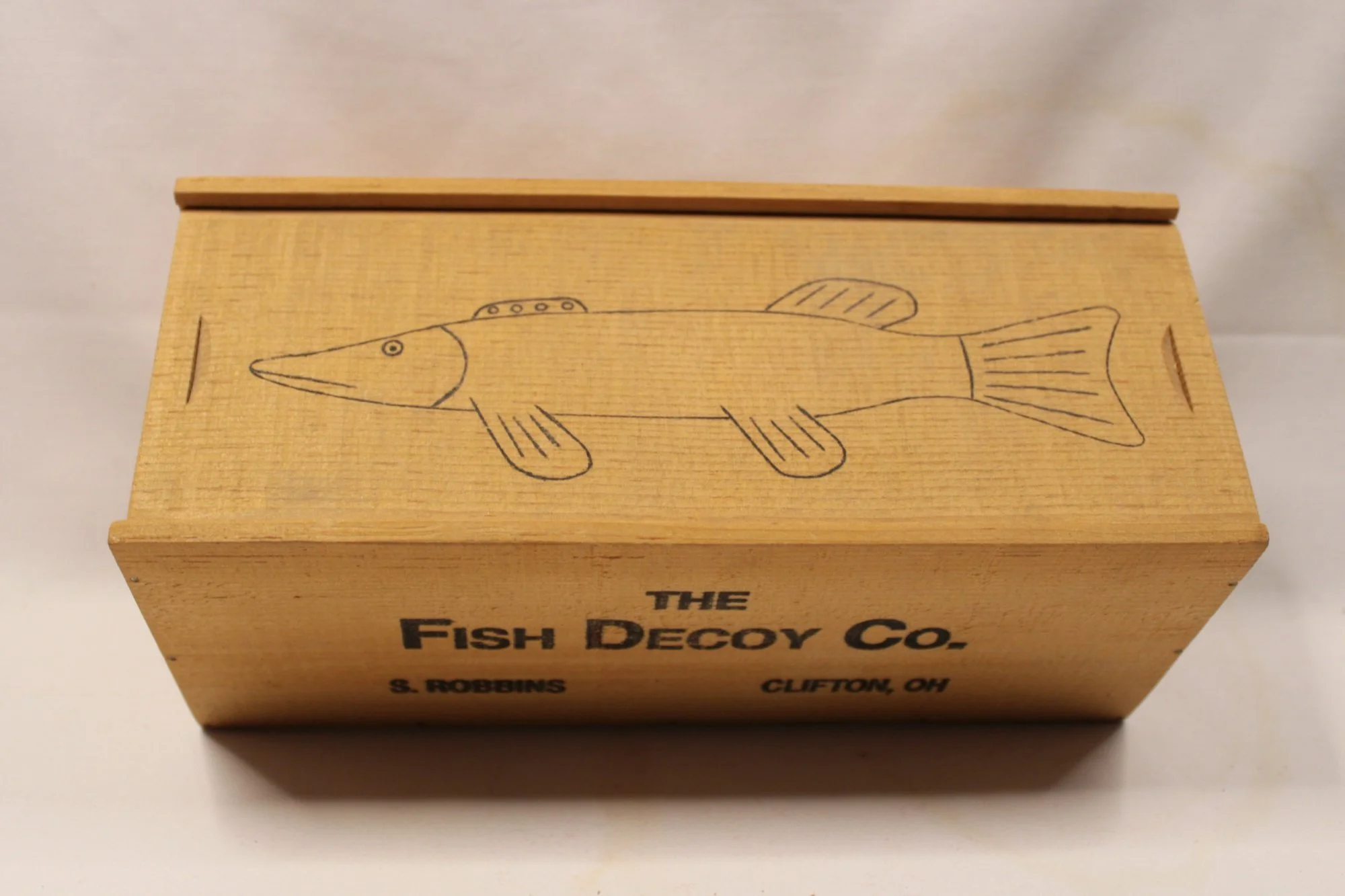 Steve Robbins-Fish Decoy Smallmouth Bass 1995 Box-Sliding-Lid-View-2000 x 1333.JPG