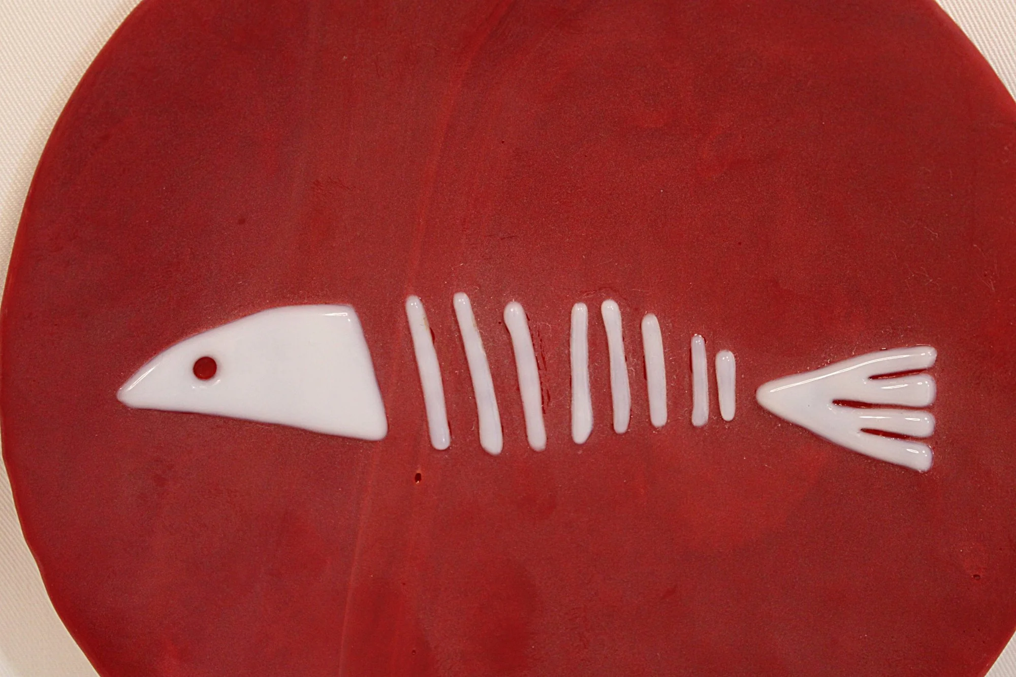 Red-art-glass-handmade-plate-fishbones-center-closeup-2000 x 1333.JPG