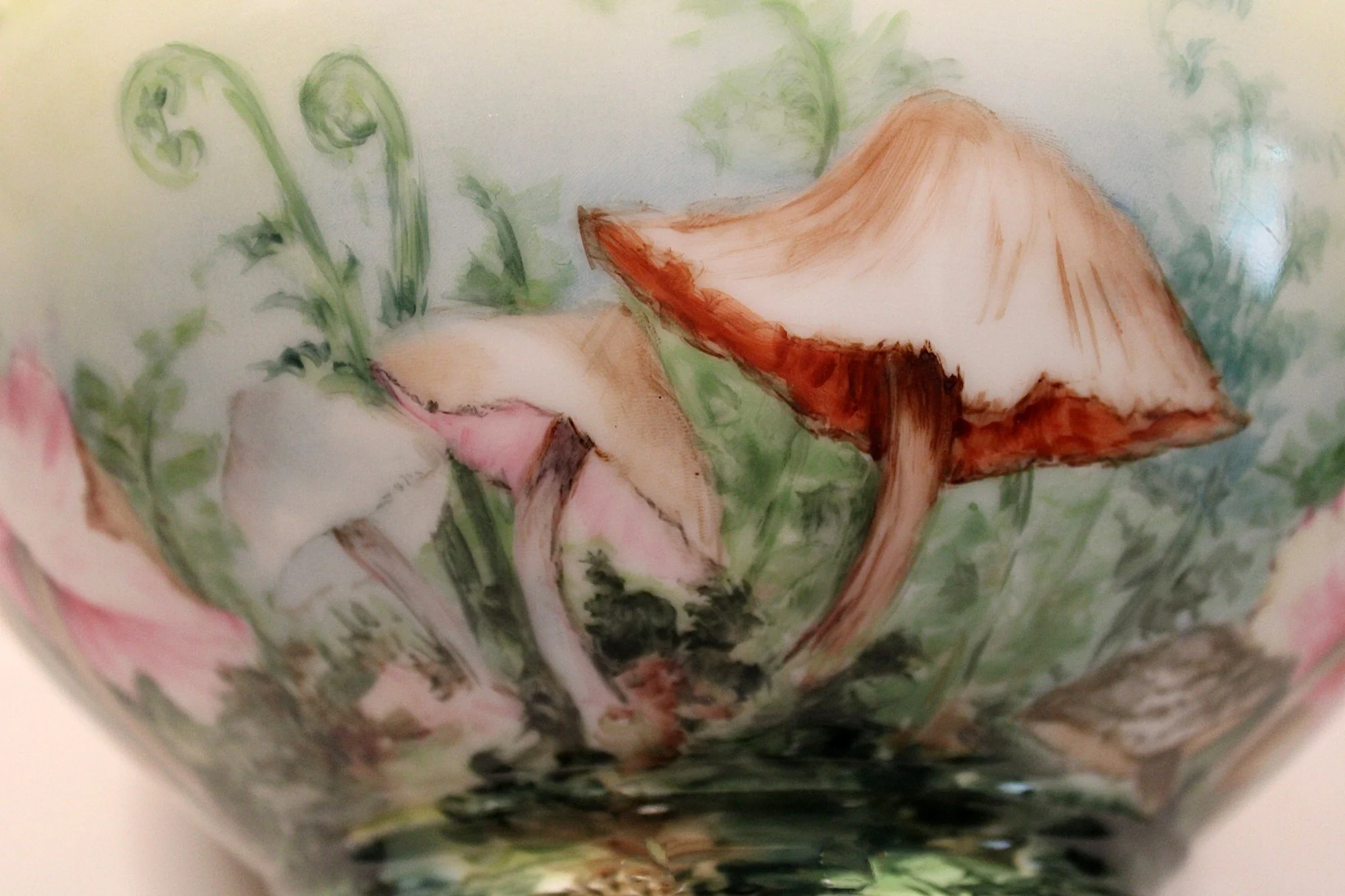 5837-Antique T&V Limoges Centerpiece Bowl 1892-1907 Handpainted Mushrooms-closeup-2000 x 1333.JPG